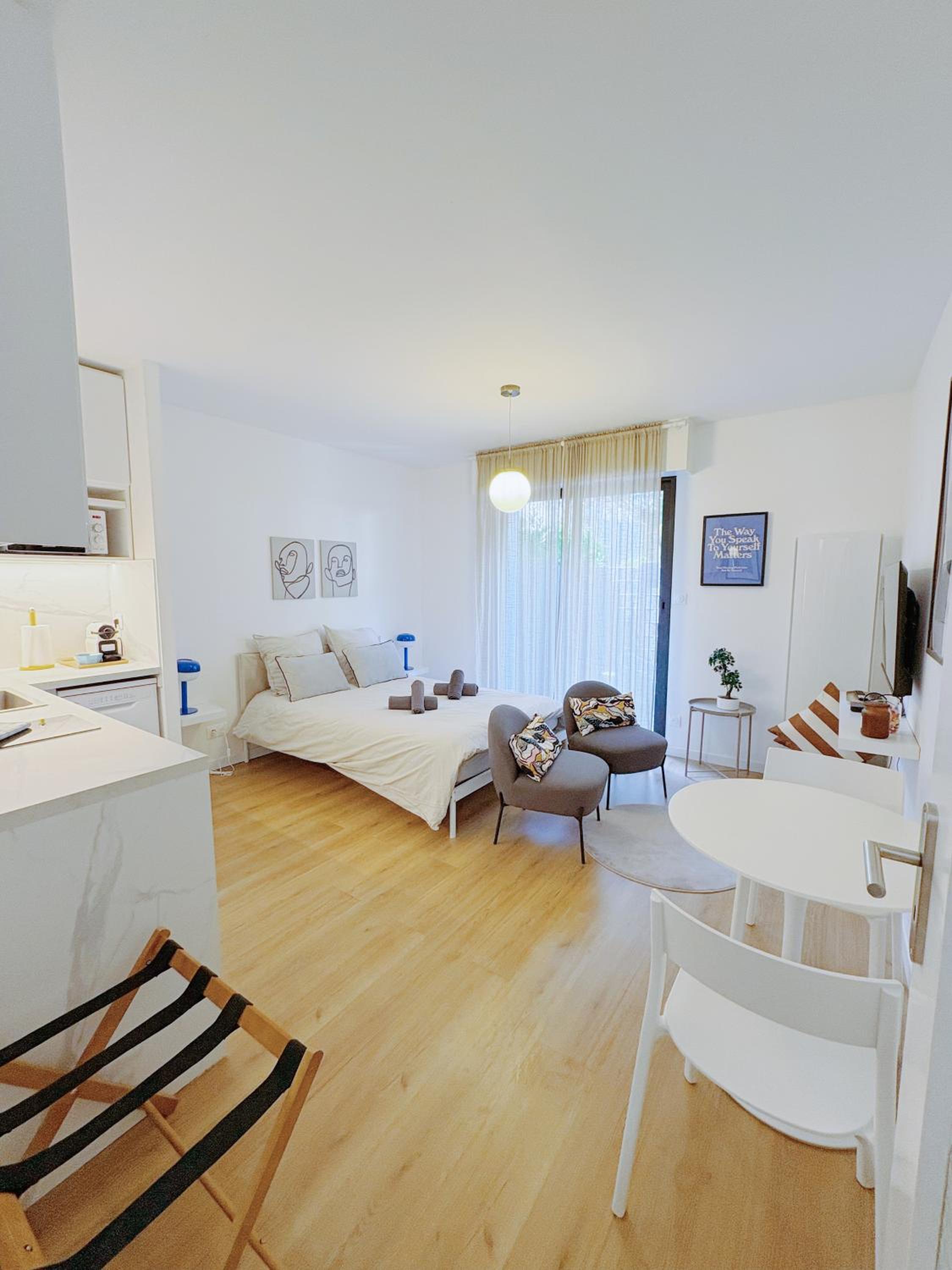 Studio Apartment with King Bed photo 1