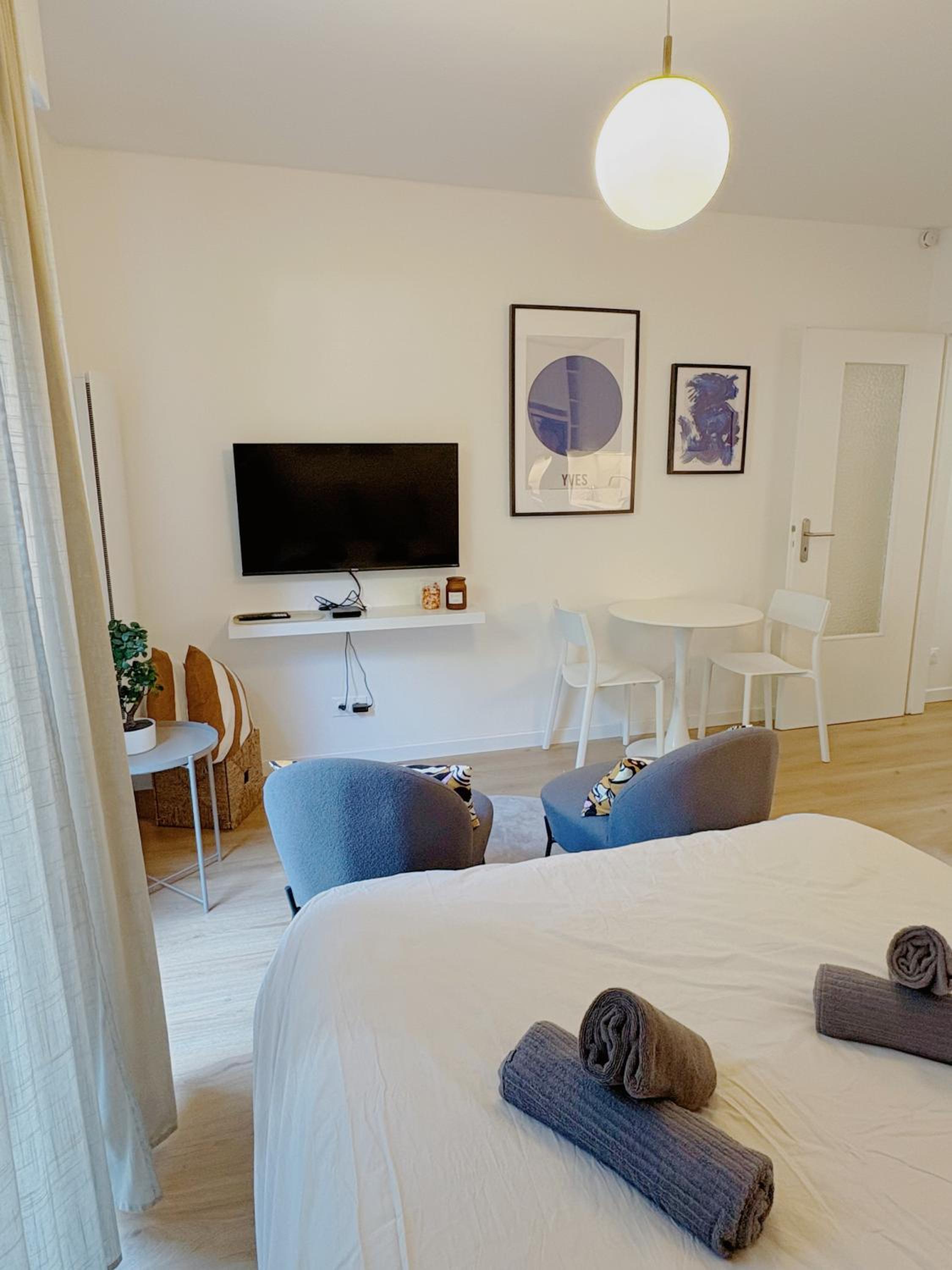 Studio Apartment with King Bed photo 3