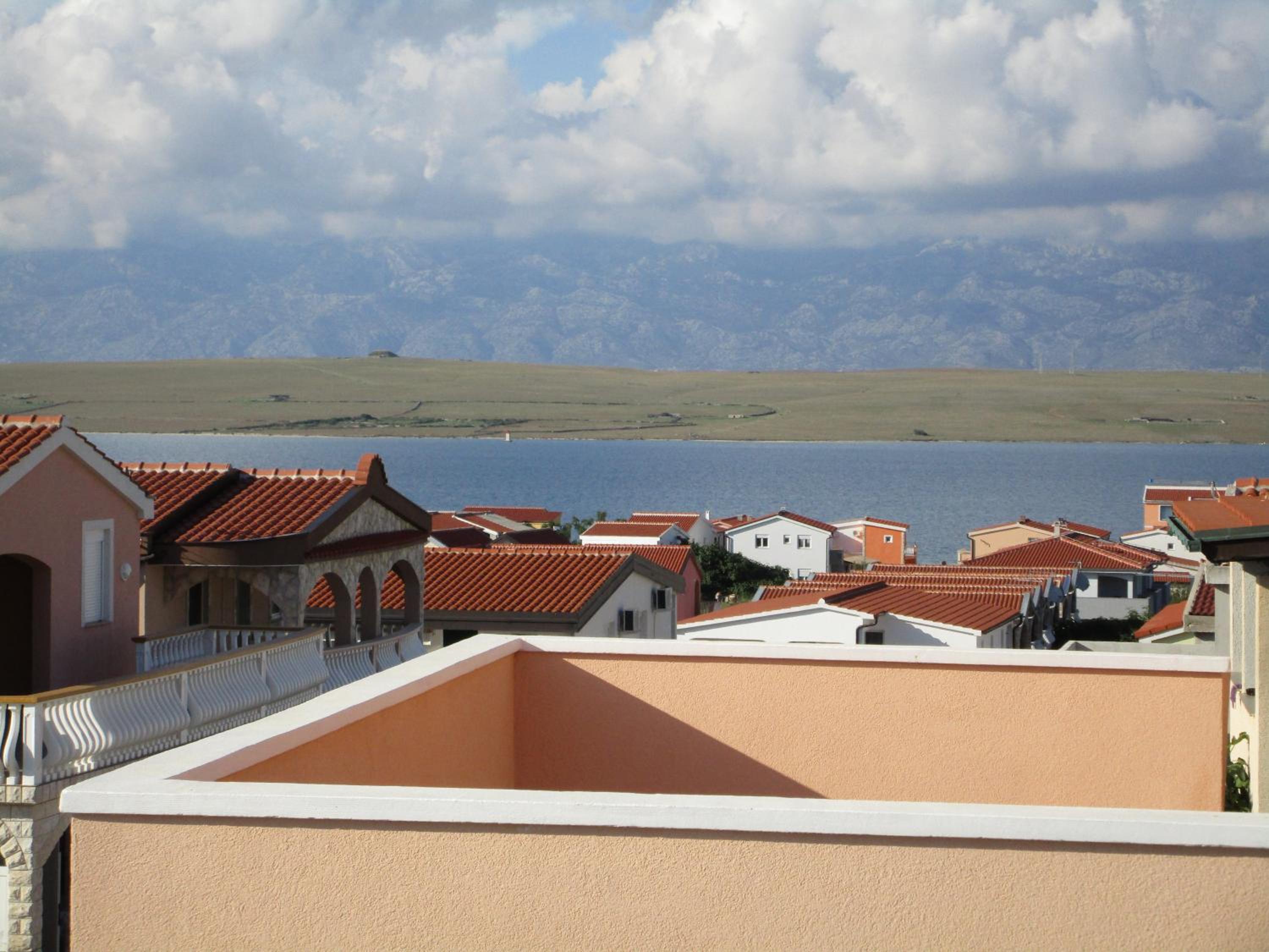Apartment with Balcony and Sea View - Photo 27