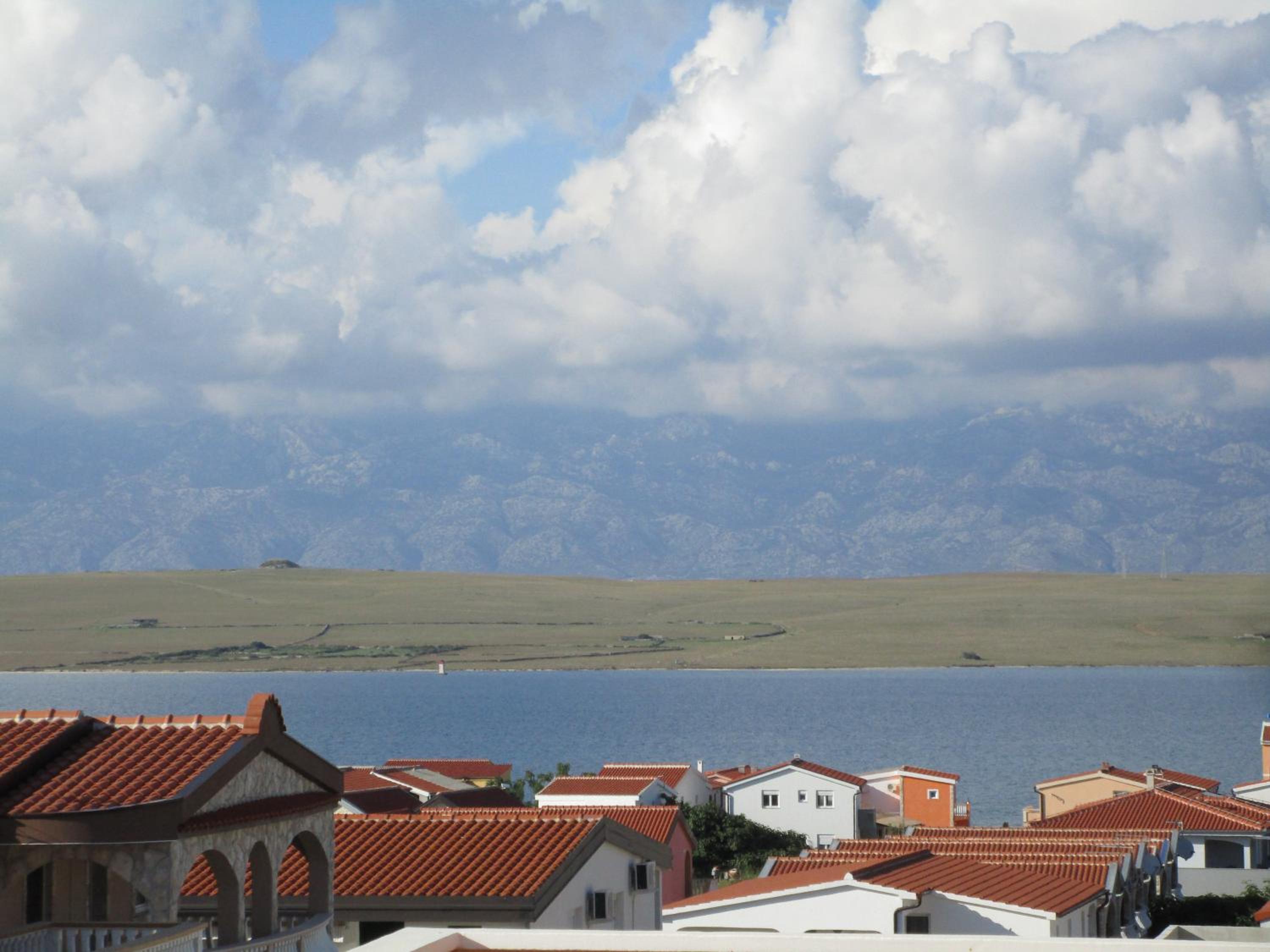 Apartment with Balcony and Sea View - Photo 28