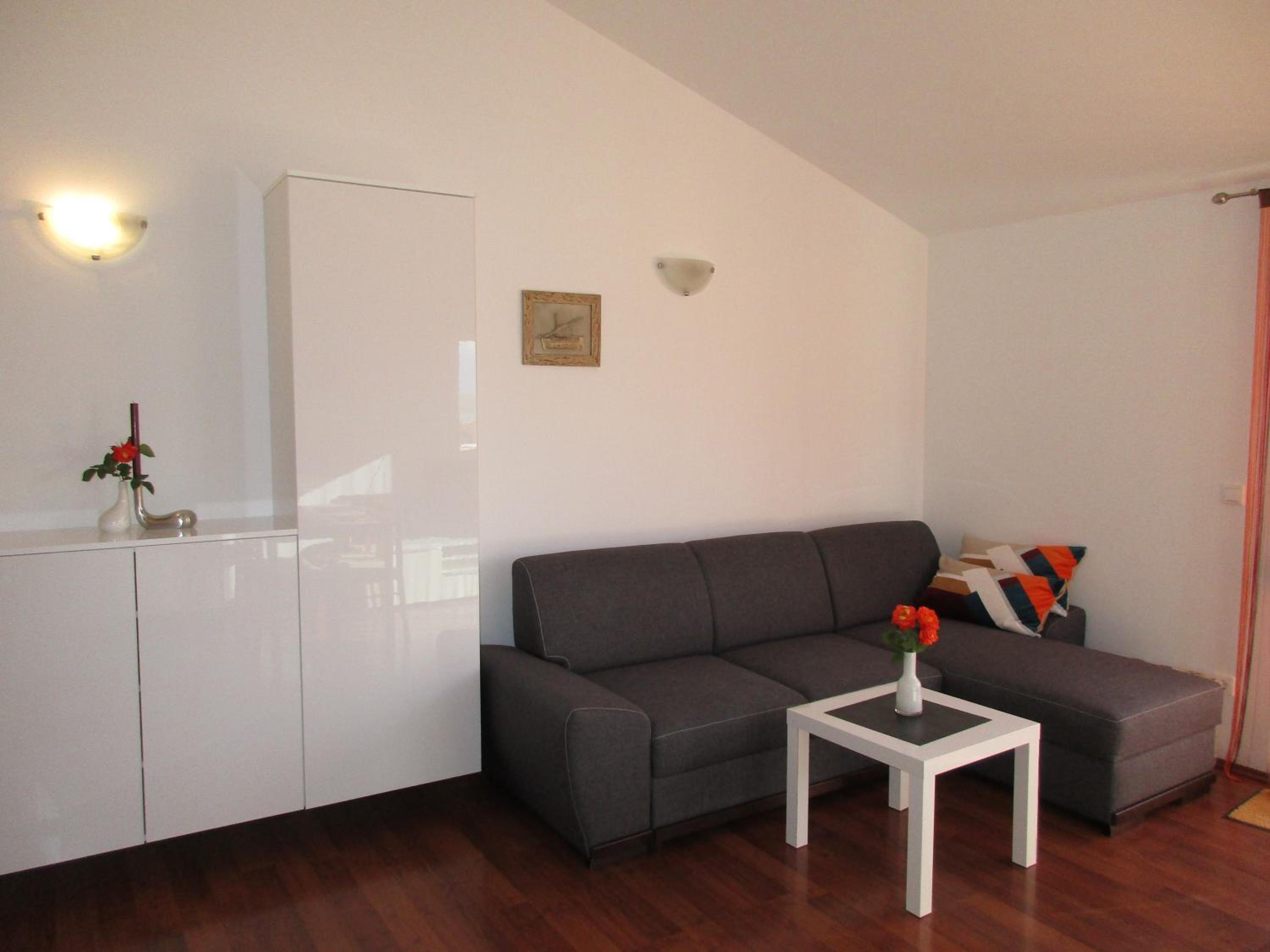 Apartment with Balcony and Sea View - Photo 36
