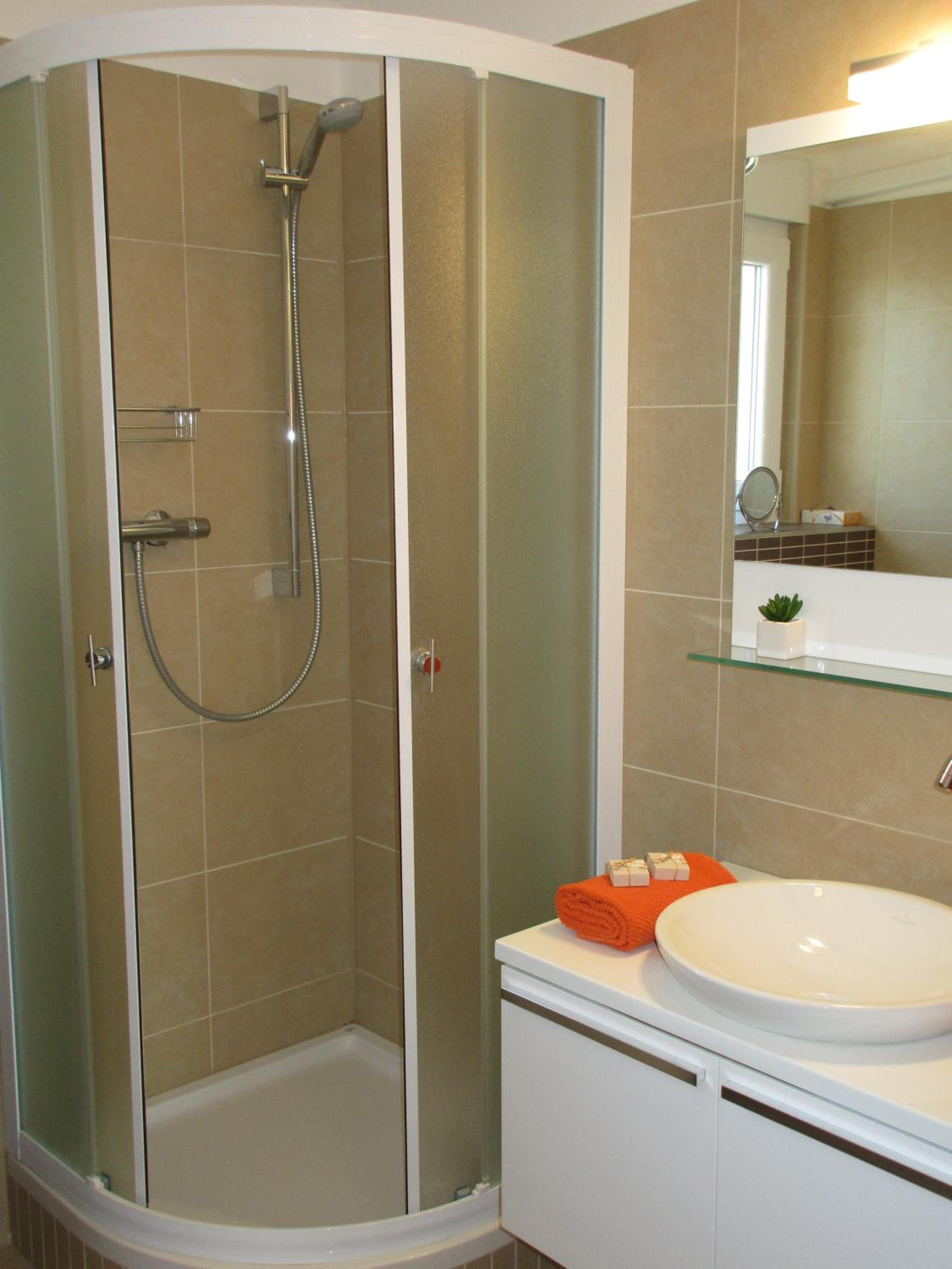 Apartment with Balcony and Sea View - Photo 11