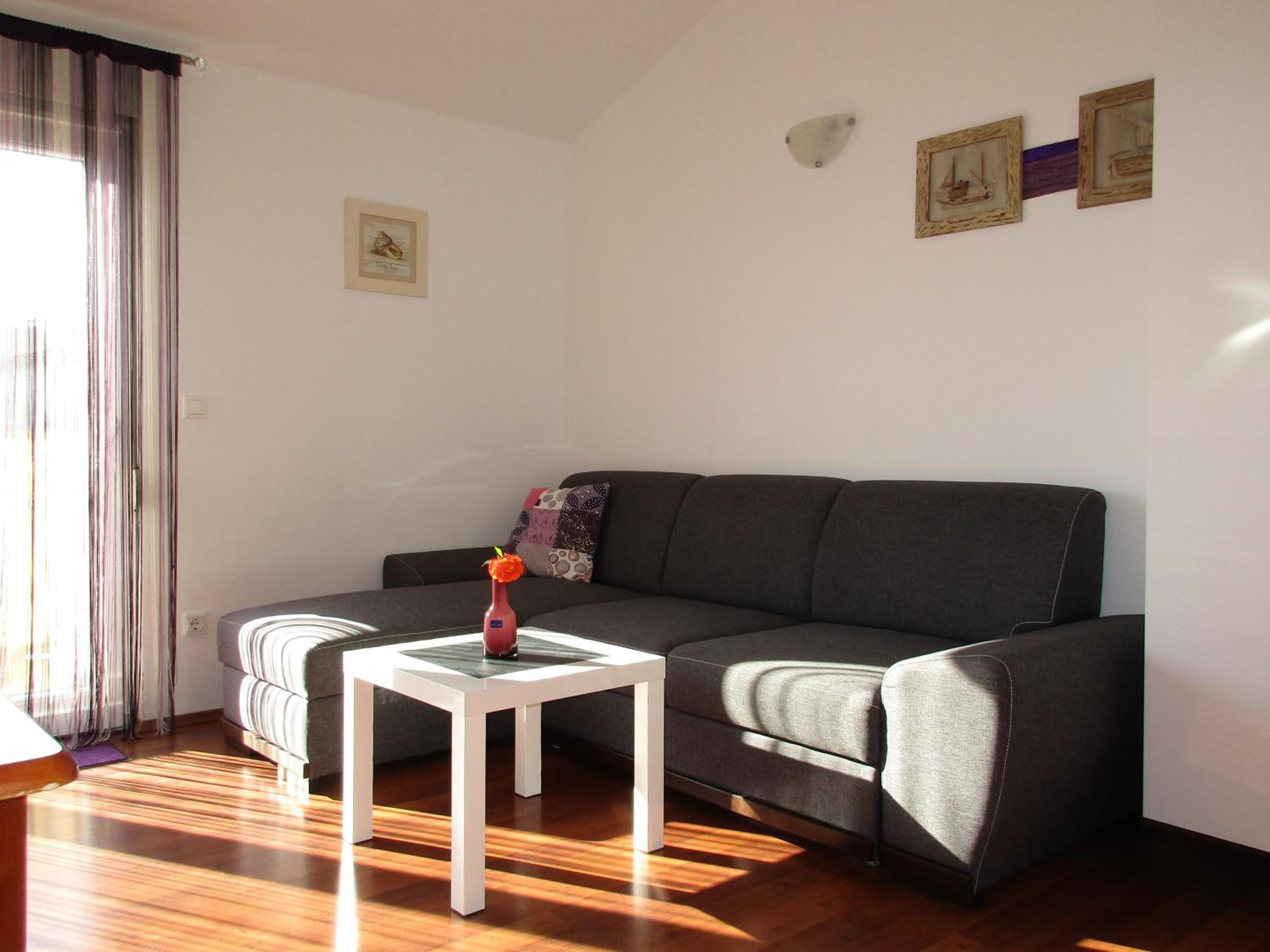 Apartment with Balcony and Sea View - Photo 2