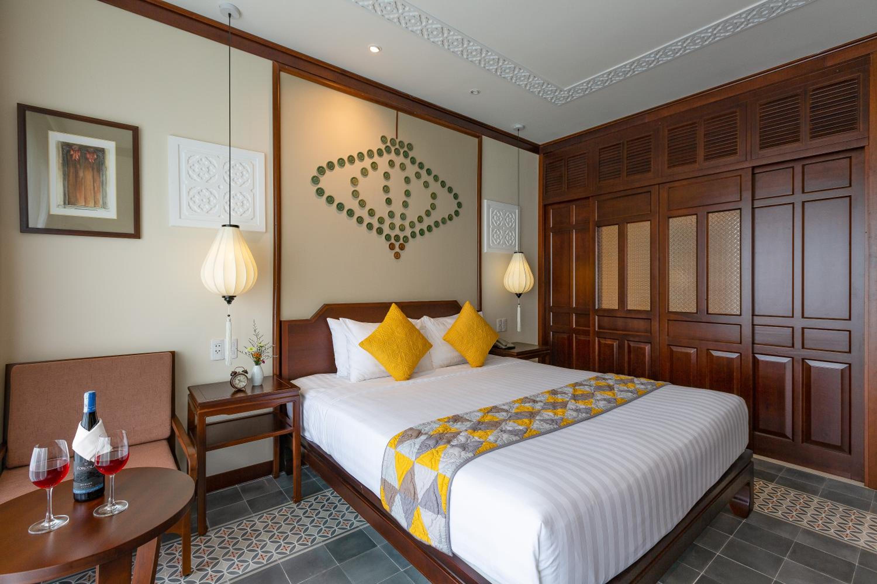 Essence Family Connecting Suite, Bathtub, Balcony with Courtyard View - Photo 6