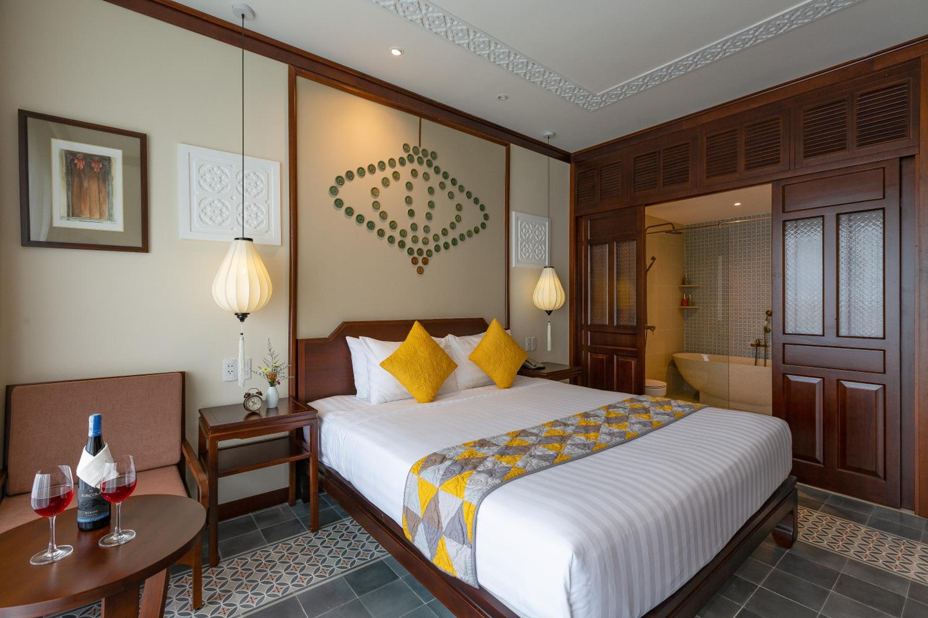 Essence Family Connecting Suite, Bathtub, Balcony with Courtyard View - Photo 7
