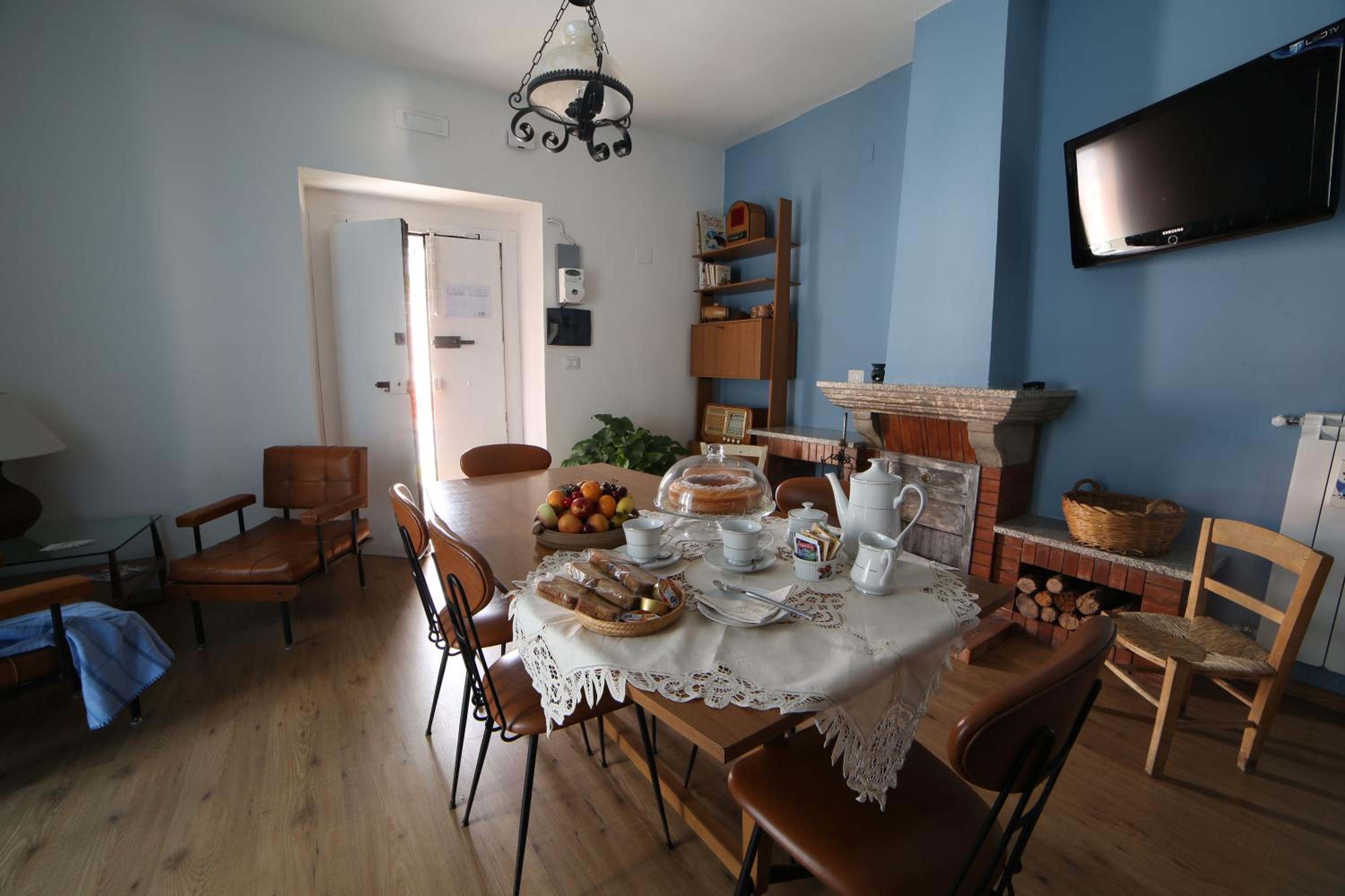 Three-Bedroom House - Photo 3