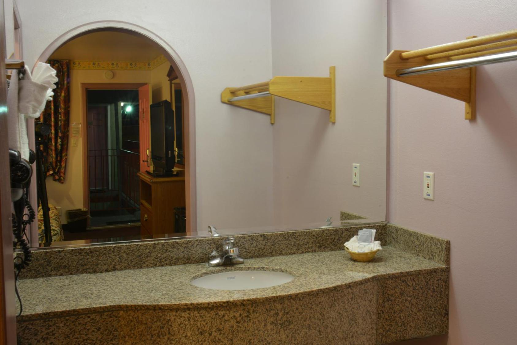 Double Room with Two Double Beds - Photo 2
