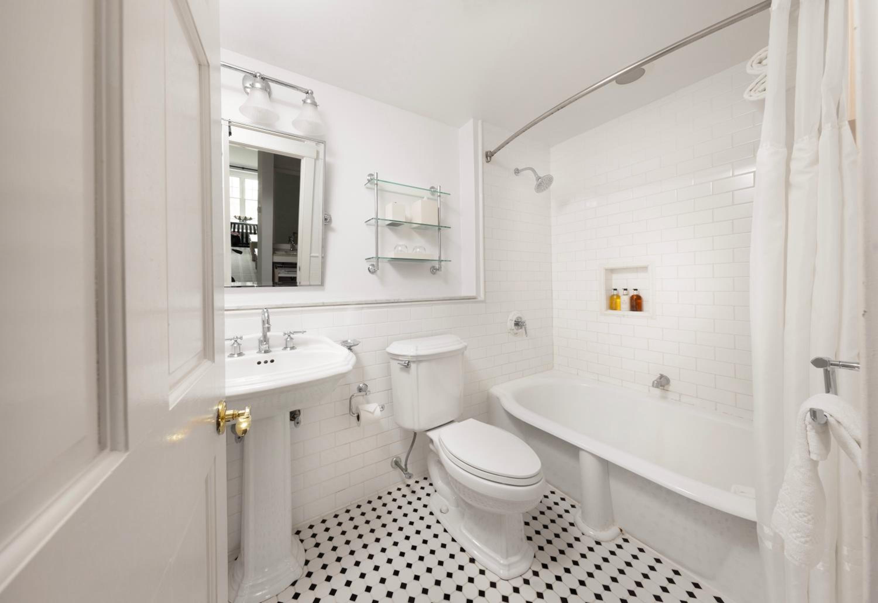 Deluxe Cottage Room with Two Queen Beds photo 1