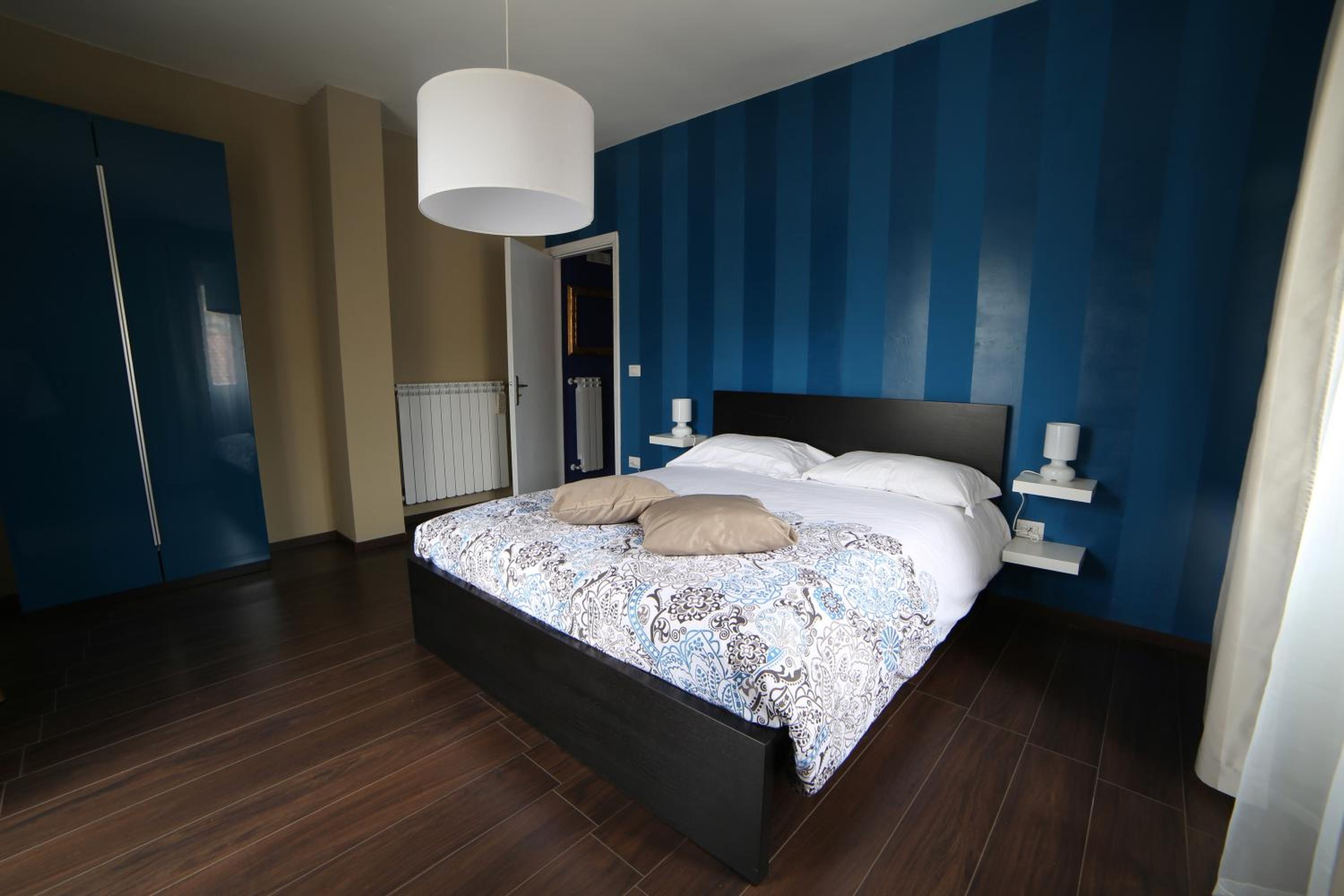 Three-Bedroom House - Photo 8