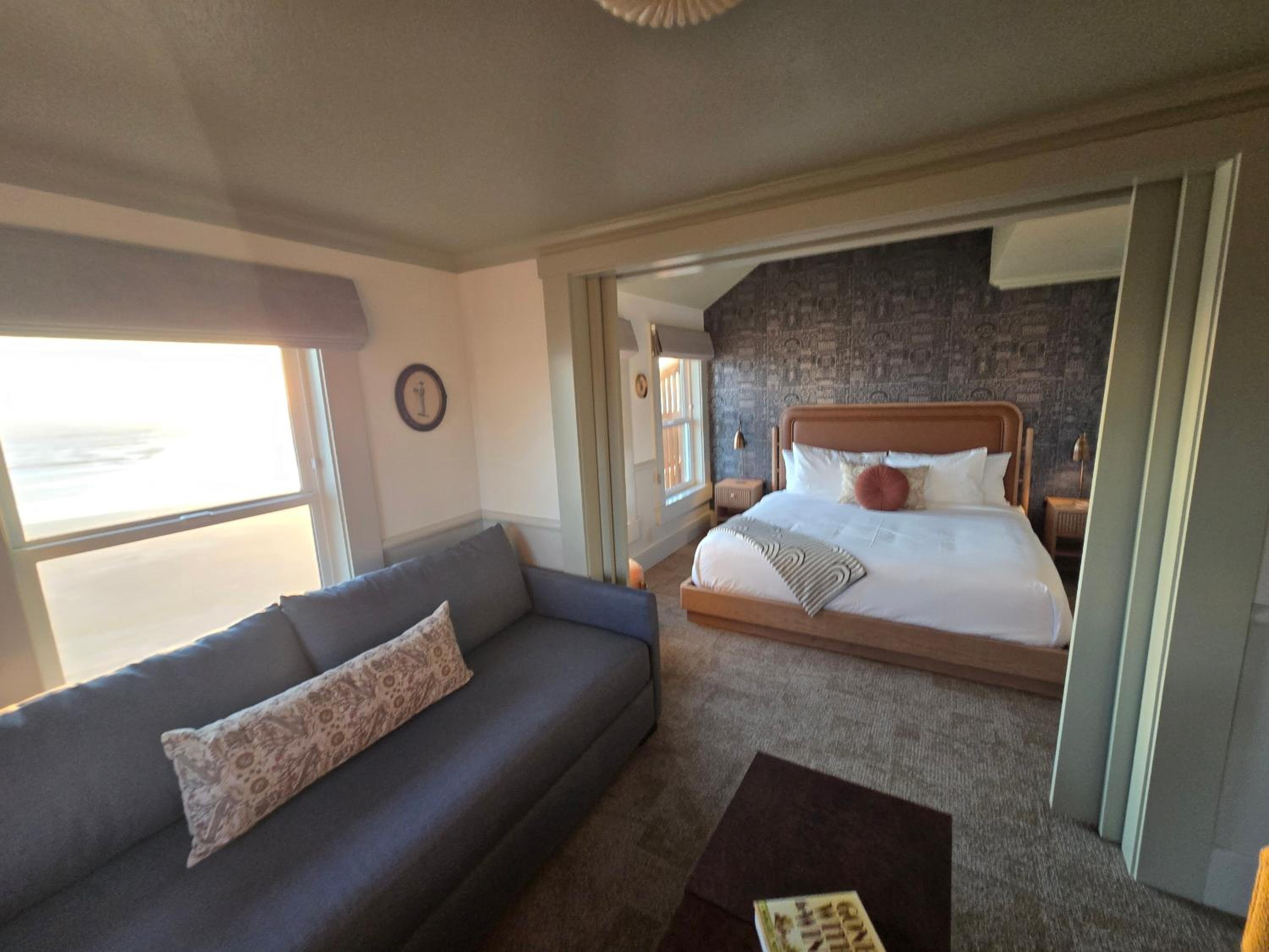 Deluxe King Suite photo 2