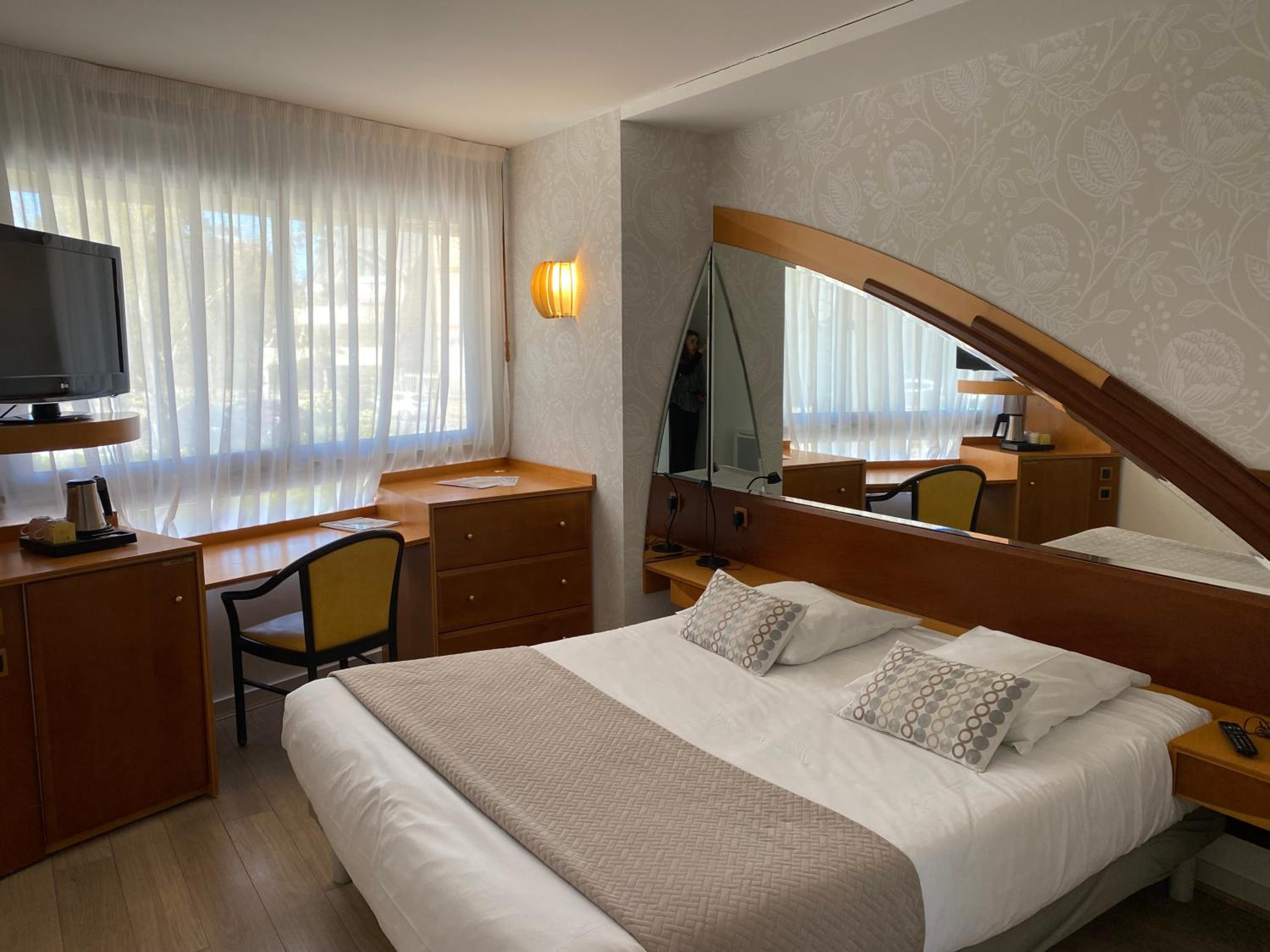 Standard Queen Room with Street View - Non-Smoking