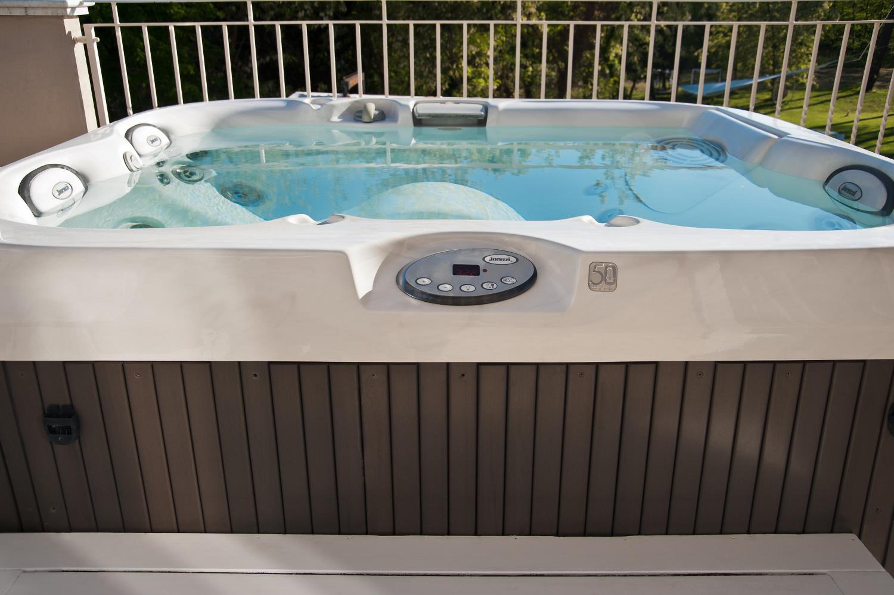 Suite with Hot Tub - Photo 5