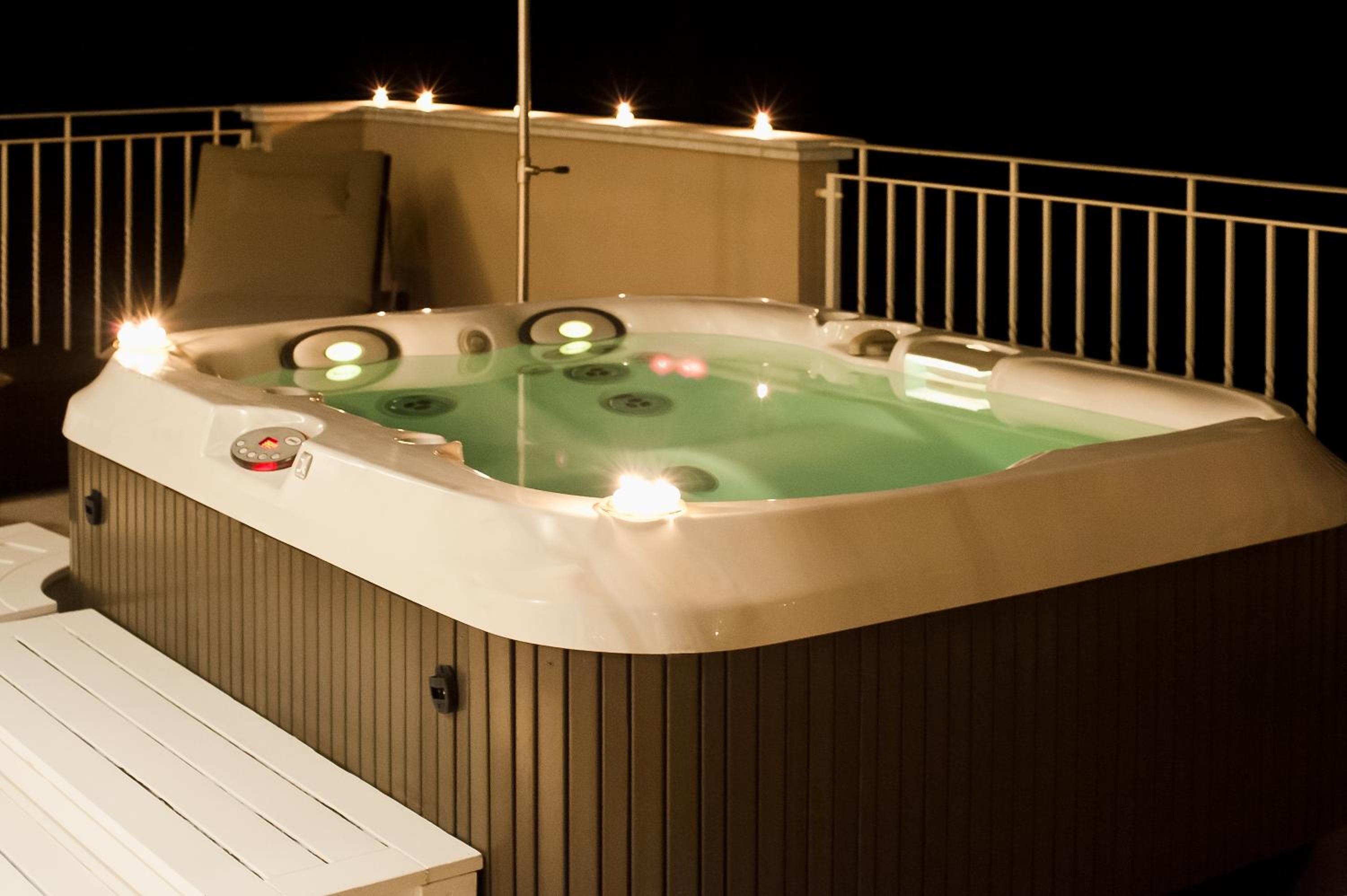 Suite with Hot Tub - Photo 4