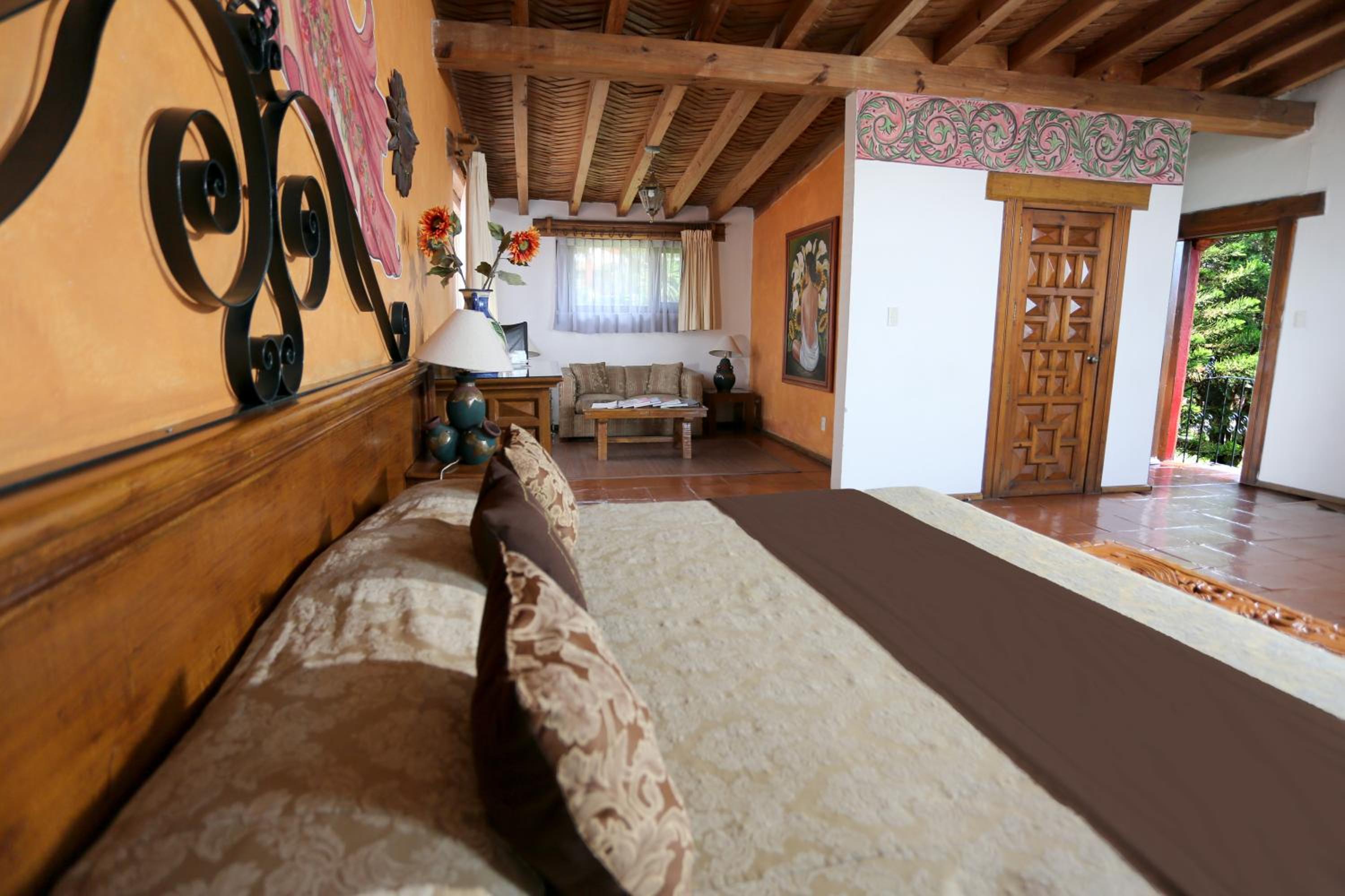 Standard Queen Room - Photo 8