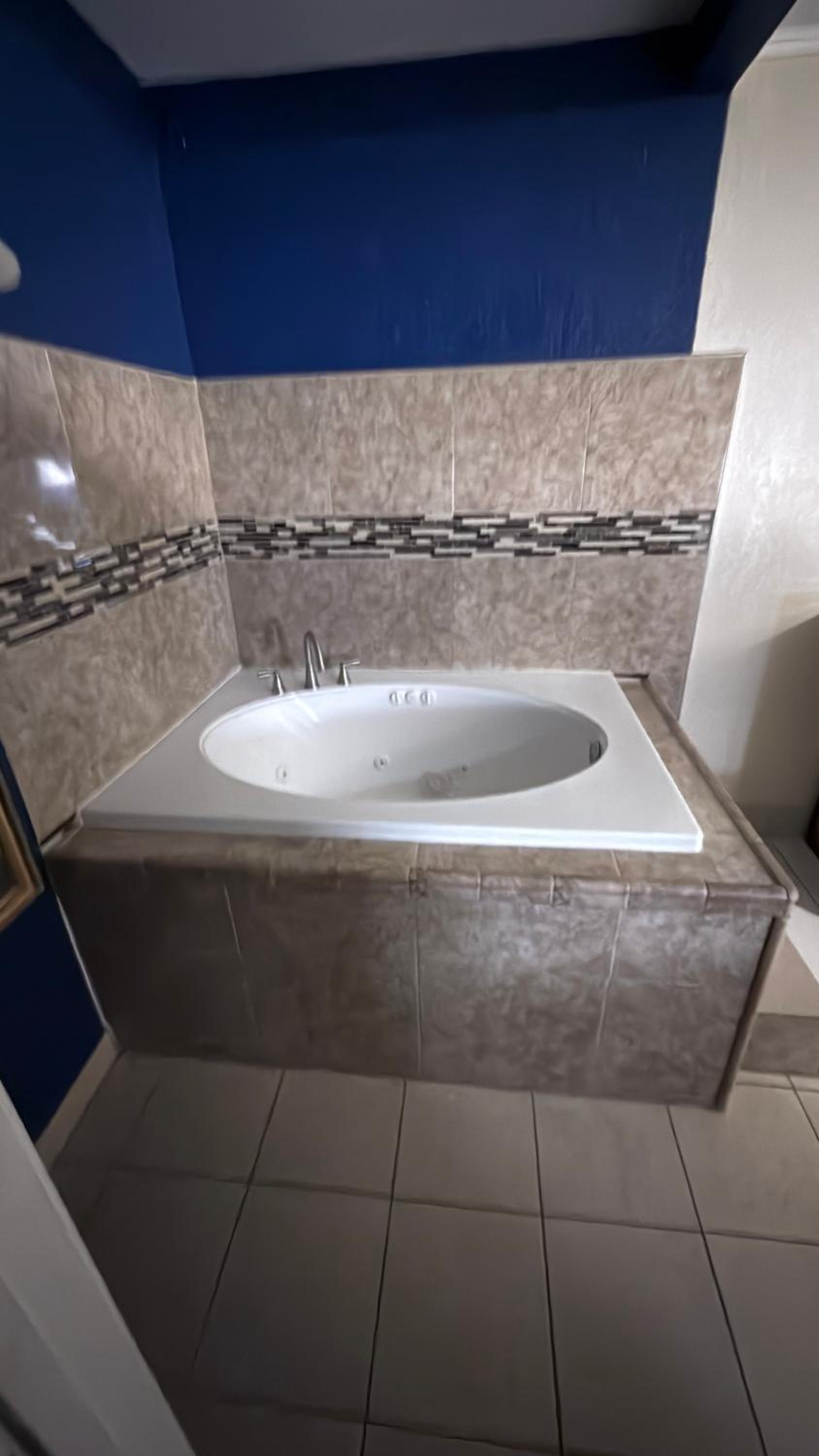 Queen Room with Jetted Tub - Non-Smoking - Photo 4