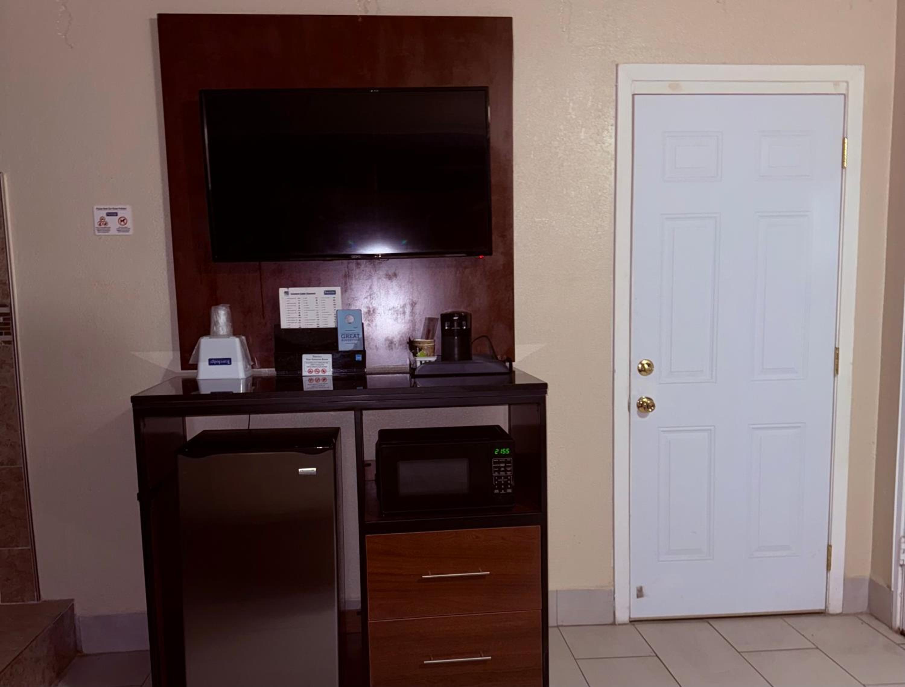 Queen Room with Jetted Tub - Non-Smoking - Photo 5