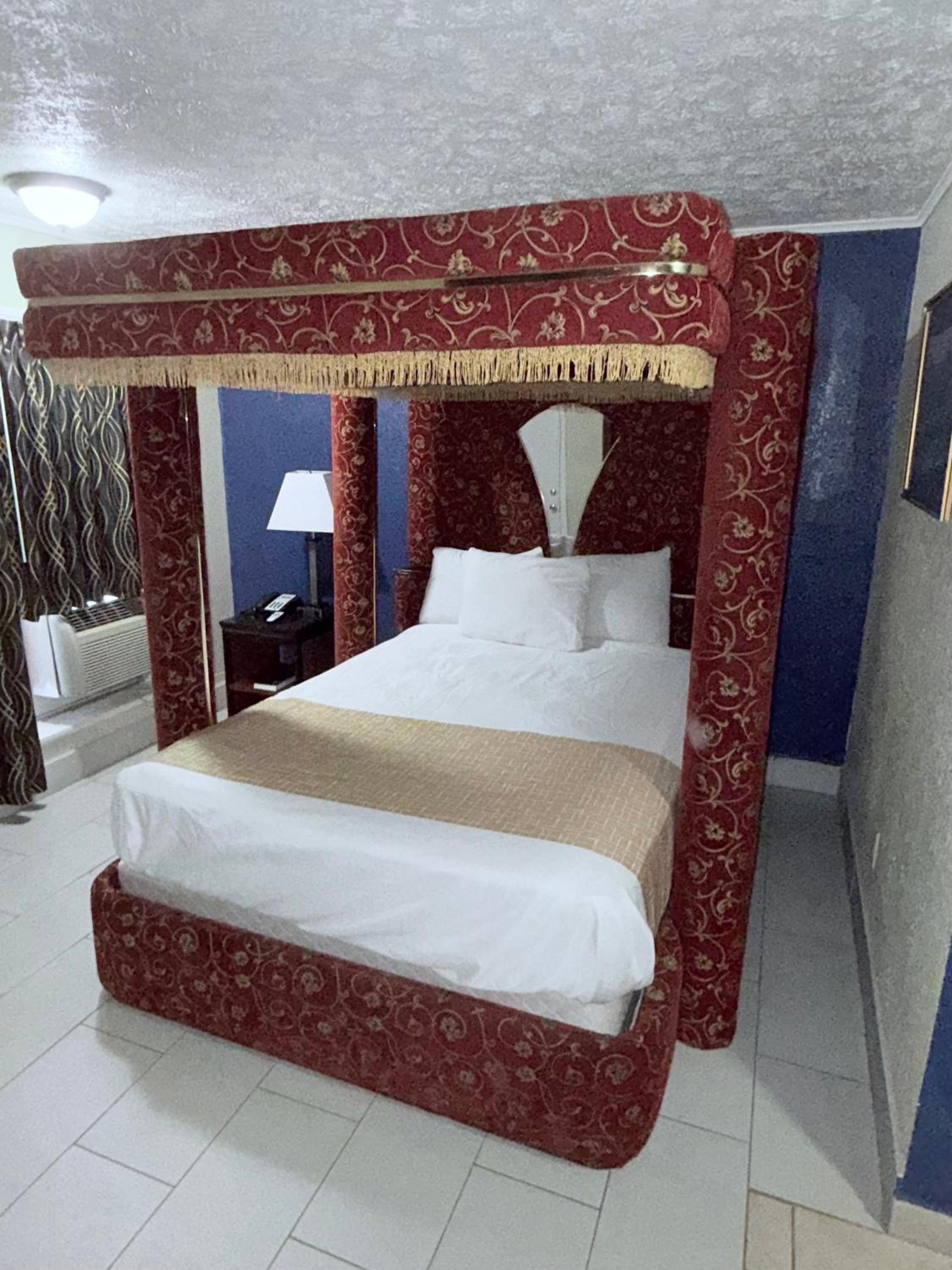 Queen Room with Jetted Tub - Non-Smoking - Photo 6