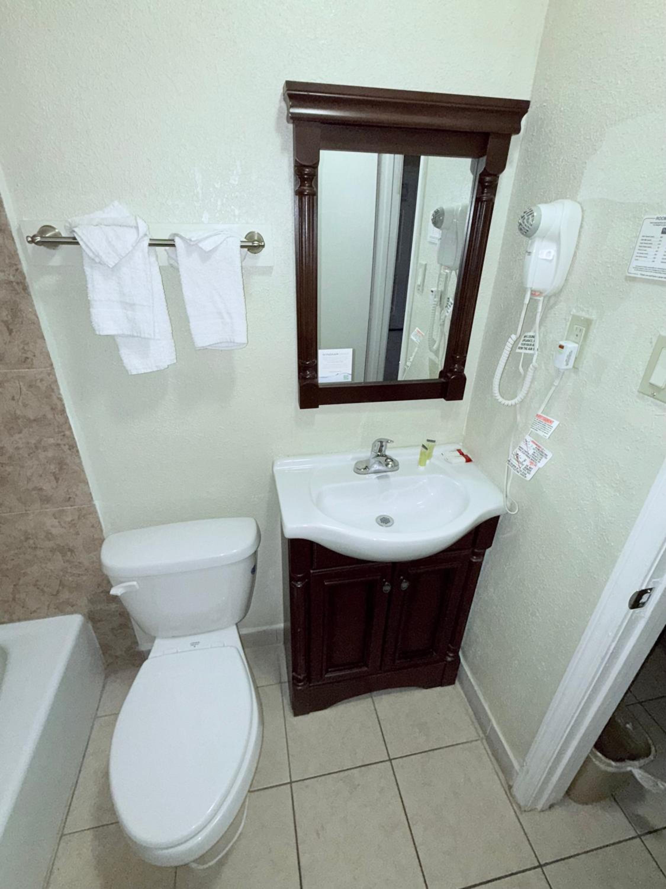 Queen Room with Jetted Tub - Non-Smoking - Photo 7