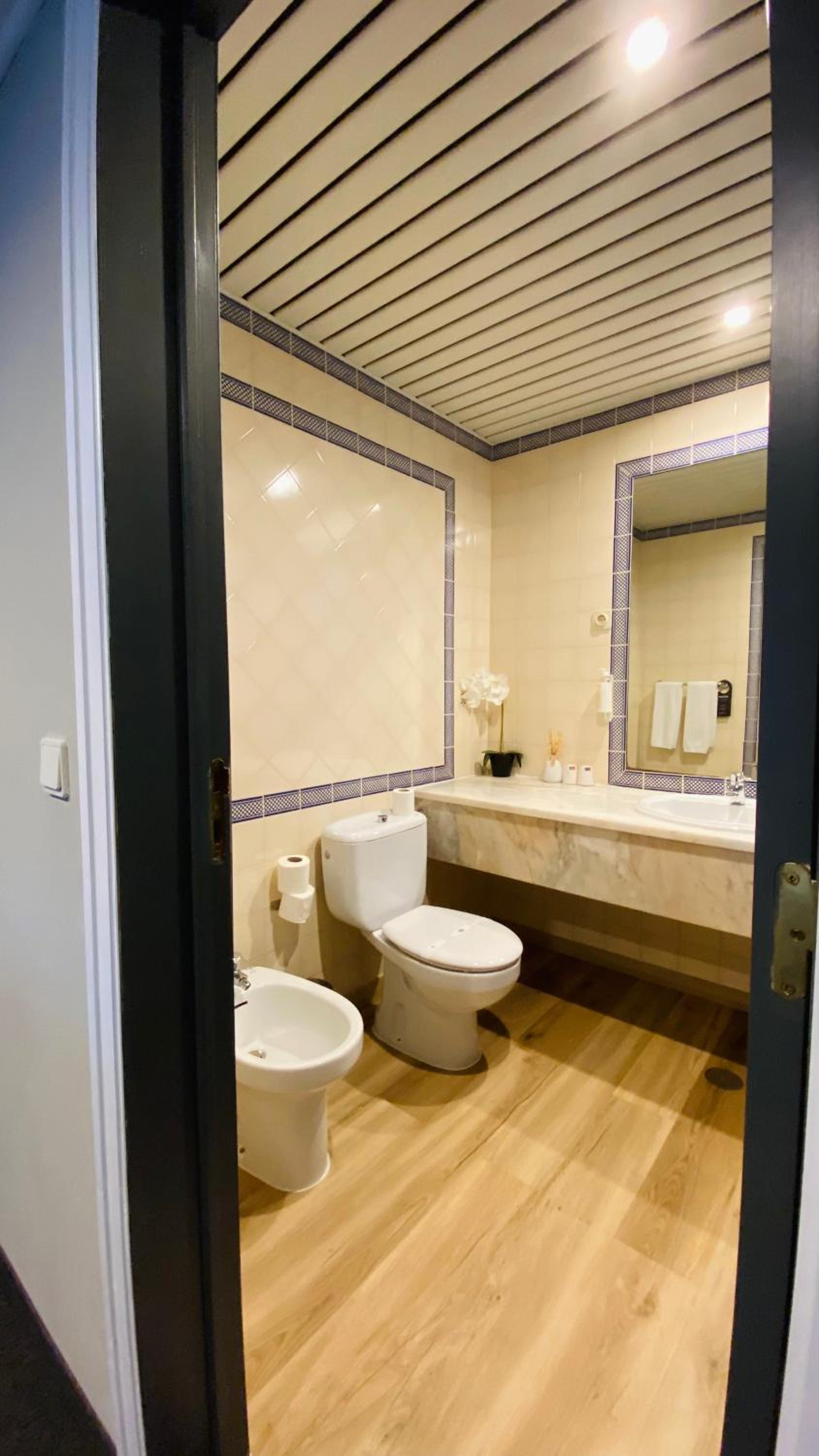 Suite - Photo 3