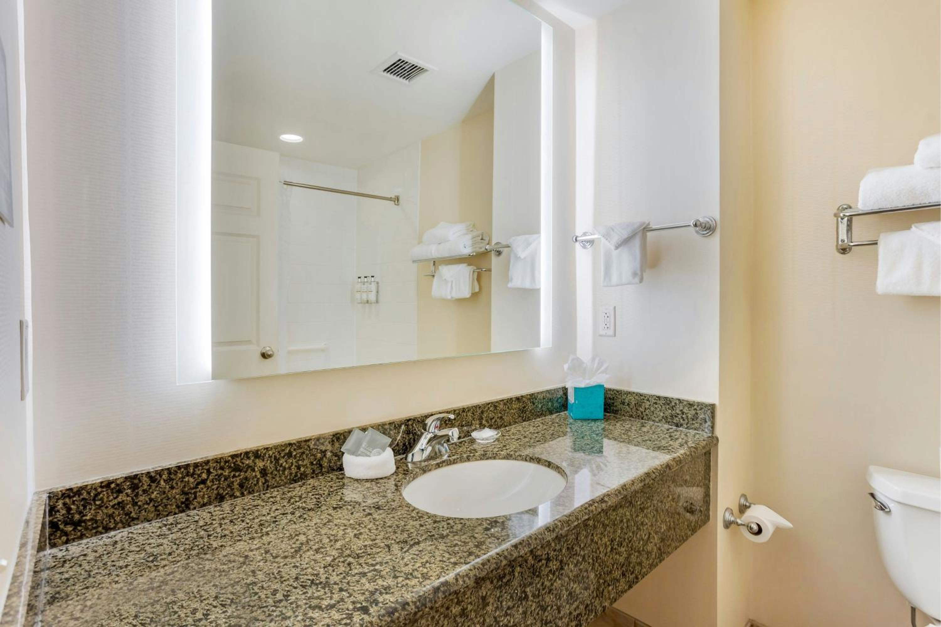 Standard King Room - Photo 5