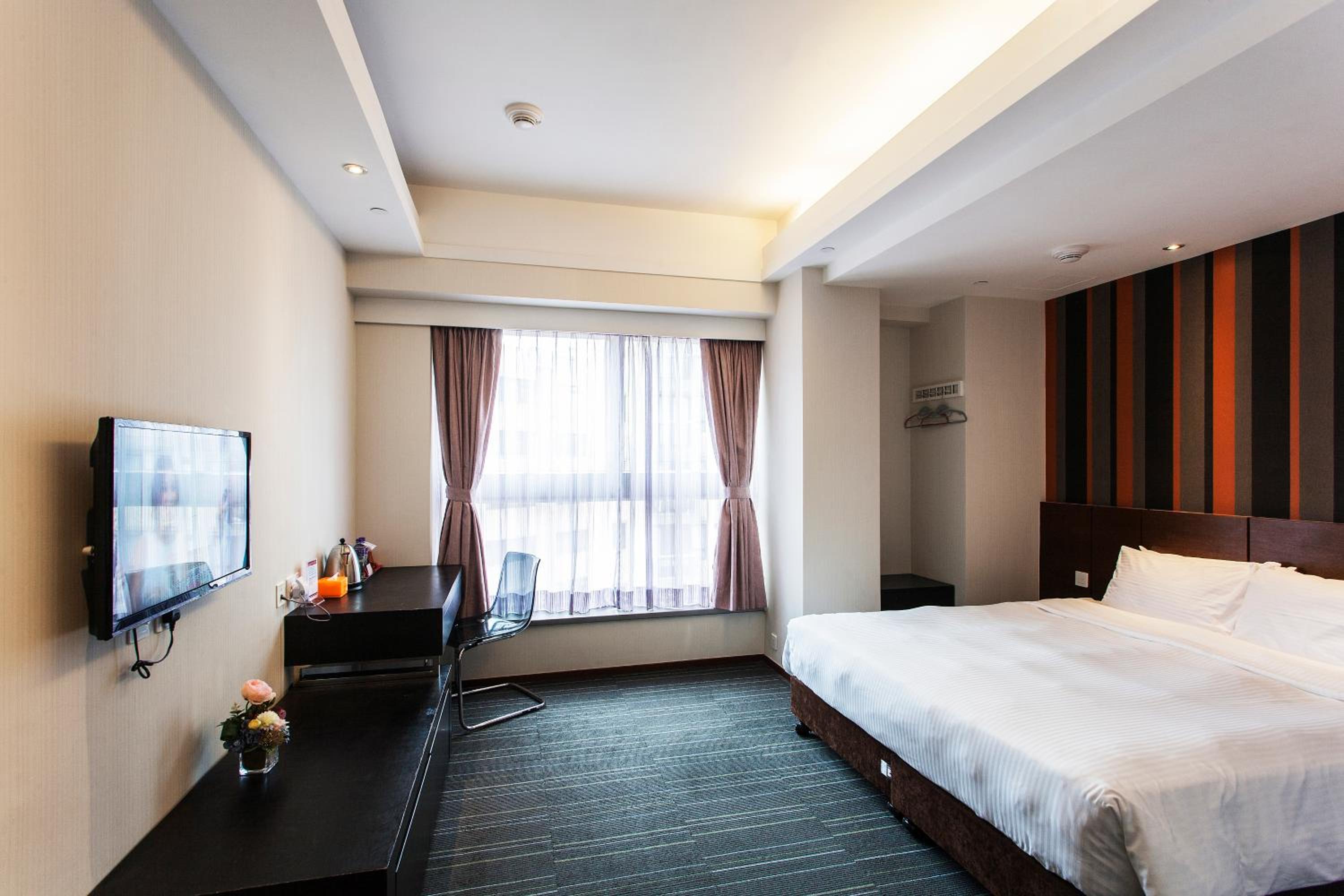 Premier King Room photo 2