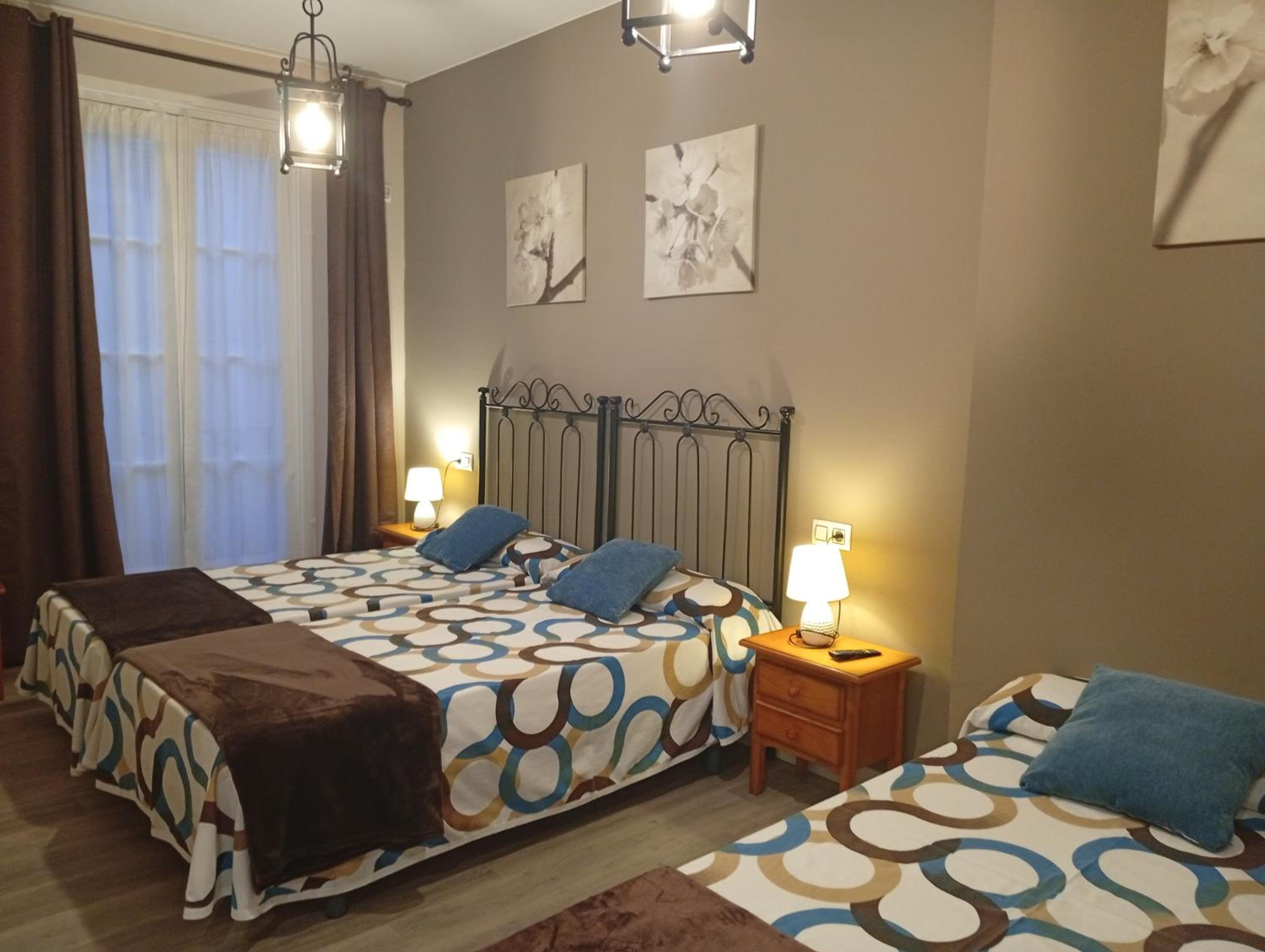 Twin Room with Extra Bed - Photo 3