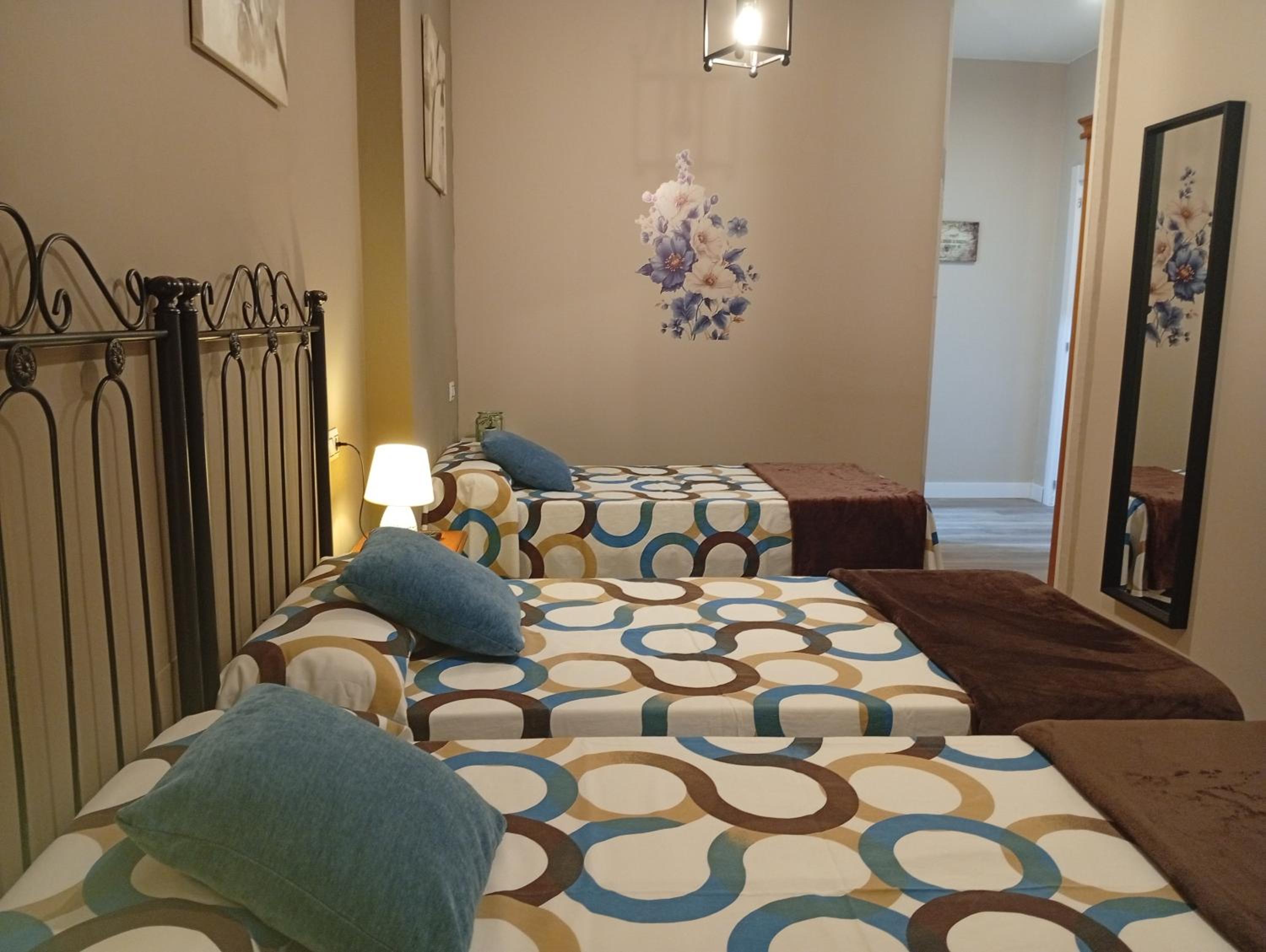 Twin Room with Extra Bed - Photo 4