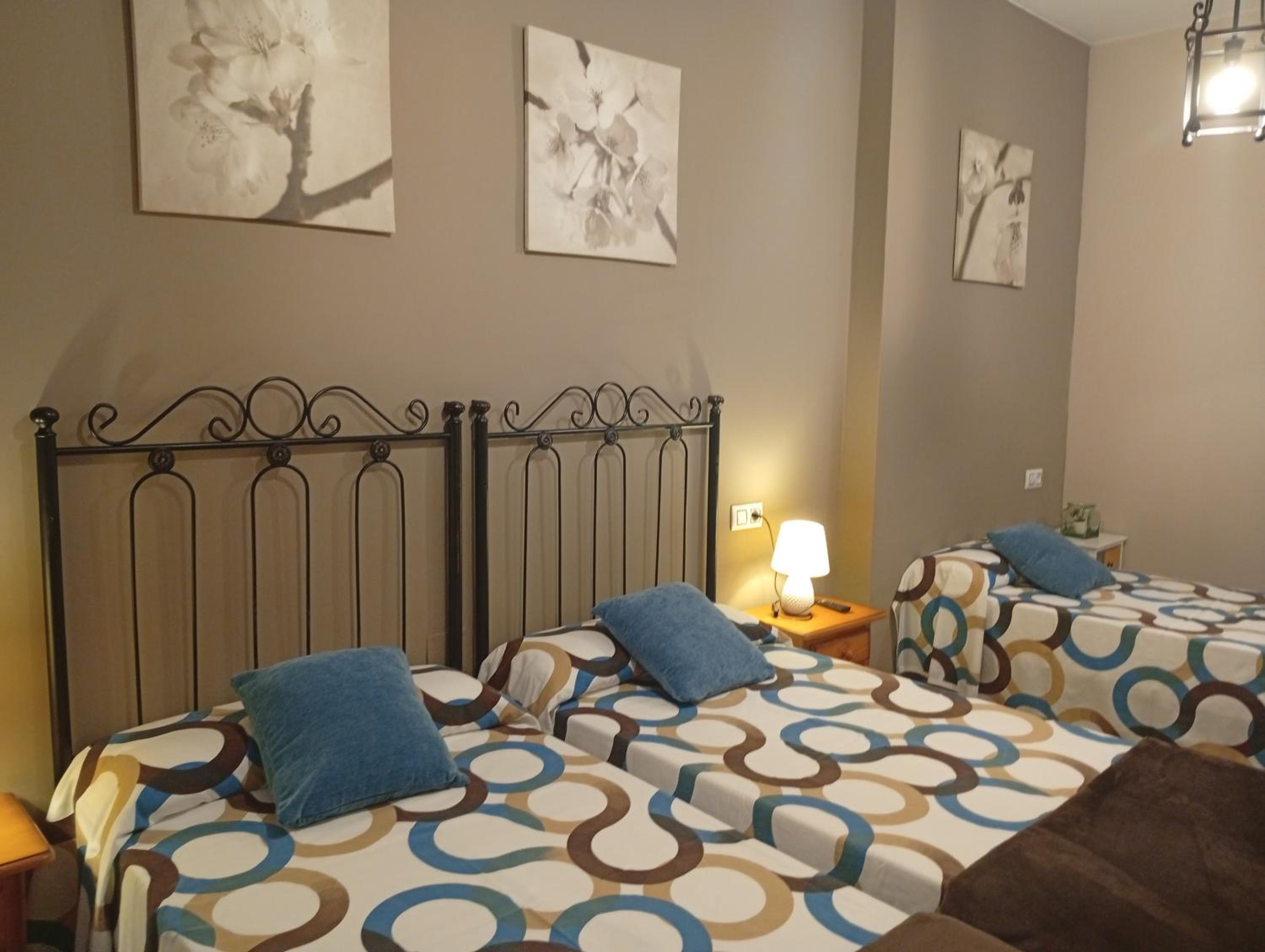 Twin Room with Extra Bed - Photo 1