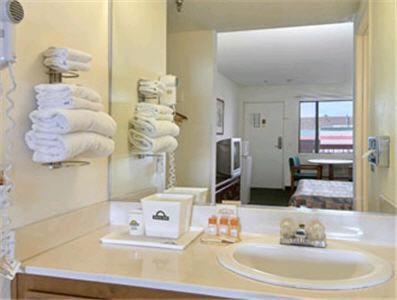 King Room - Non-Smoking - Photo 11