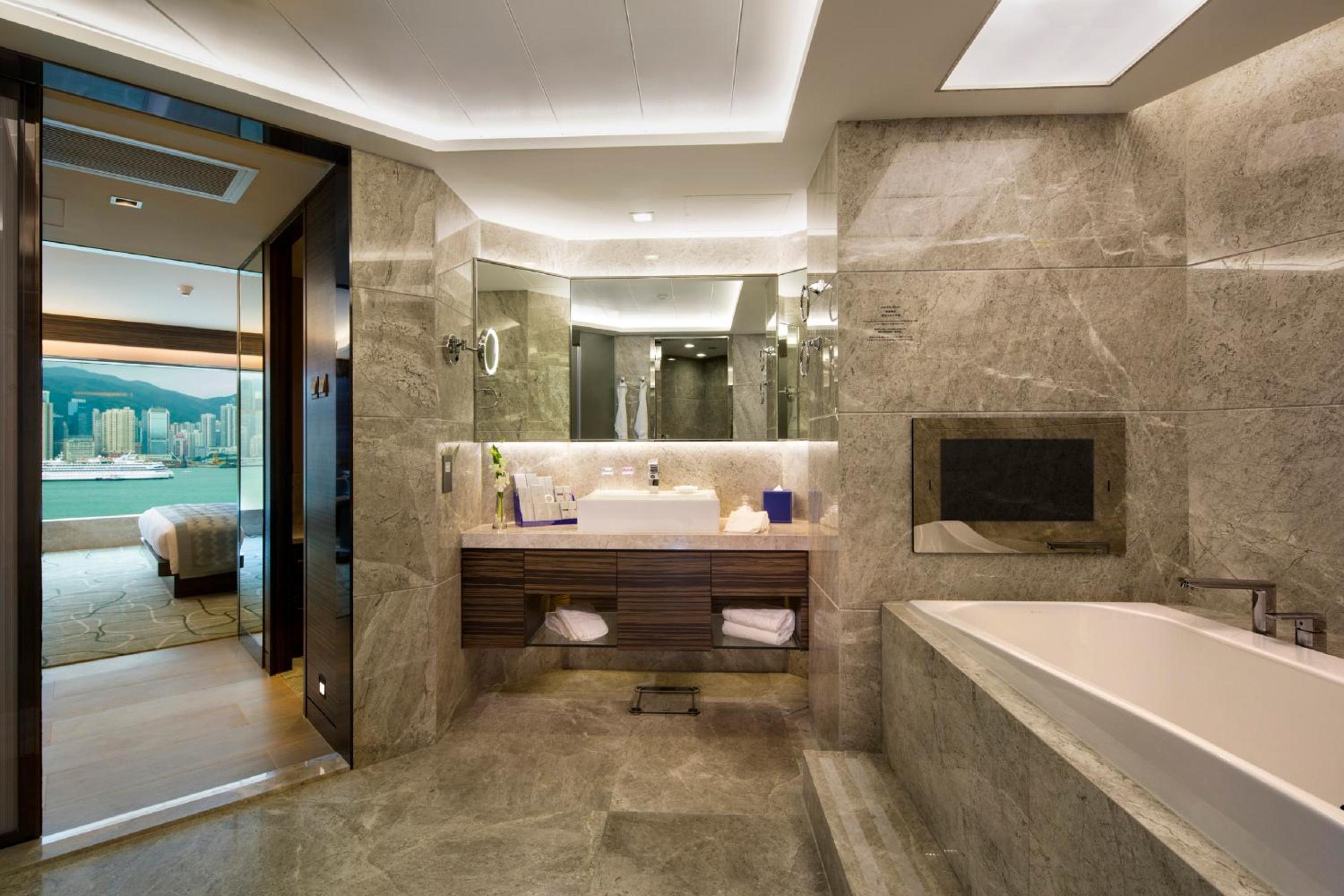 Deluxe Harbor View Suite with Executive Lounge Access thumbnail 5