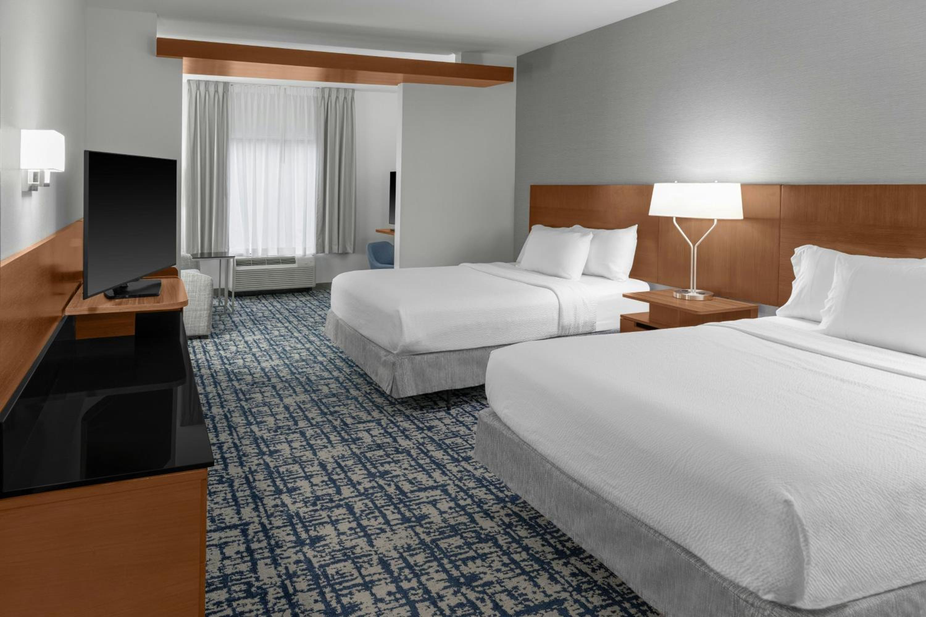 Queen Suite with Two Queen Beds and Sofa Bed photo 3