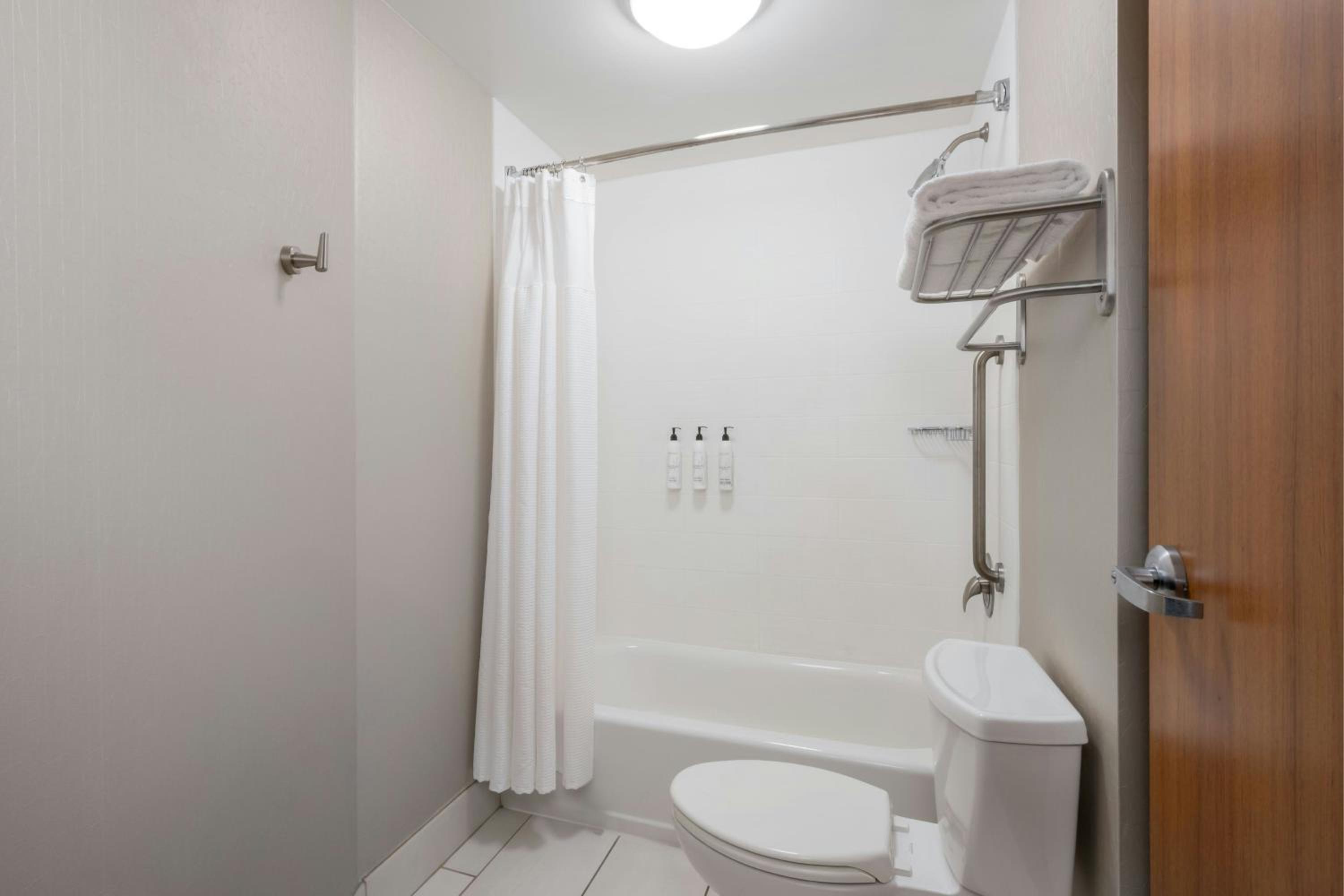 King Studio with Adapted Tub - Mobility and Hearing Accessible - Photo 7