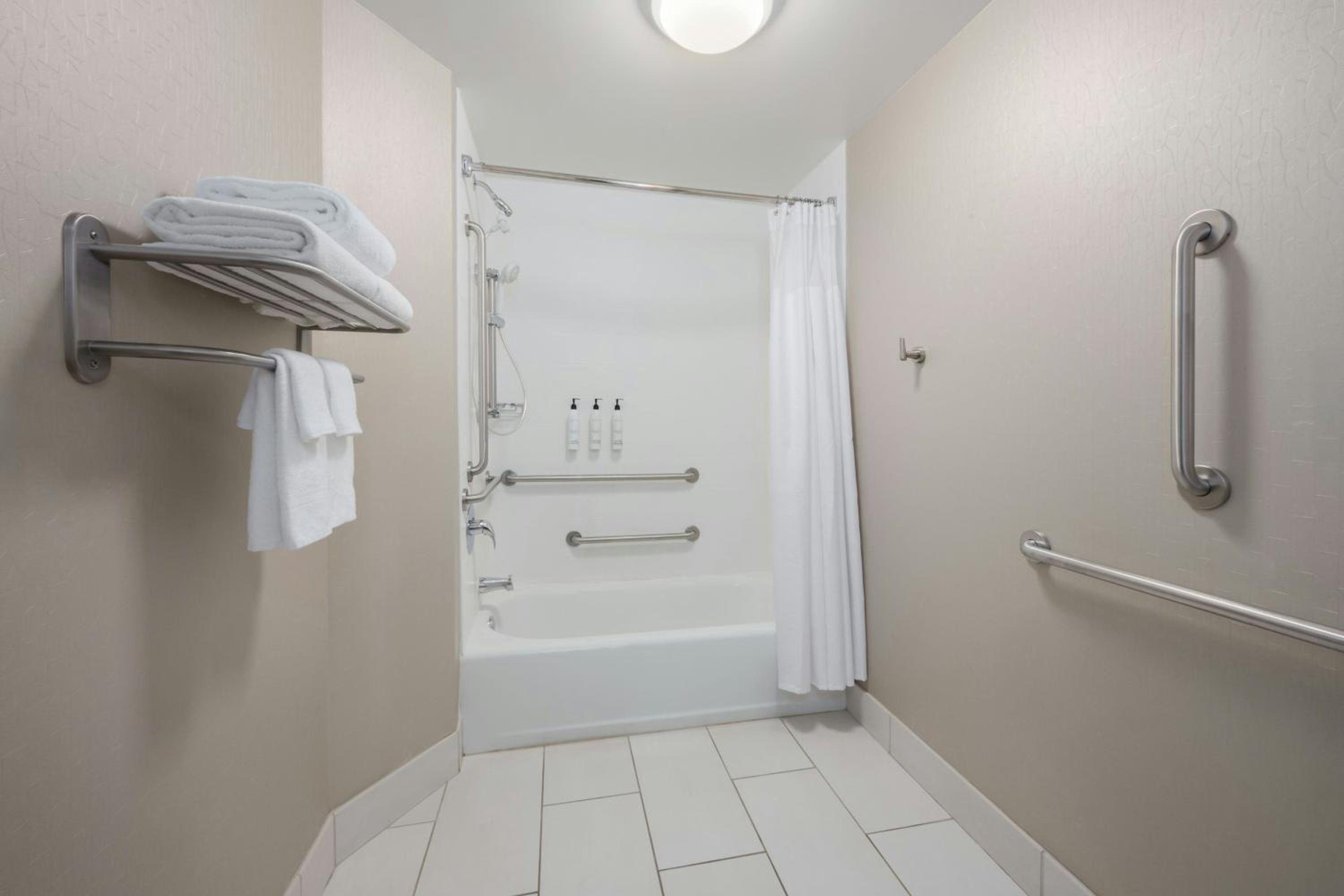 King Studio with Adapted Tub - Mobility and Hearing Accessible - Photo 5