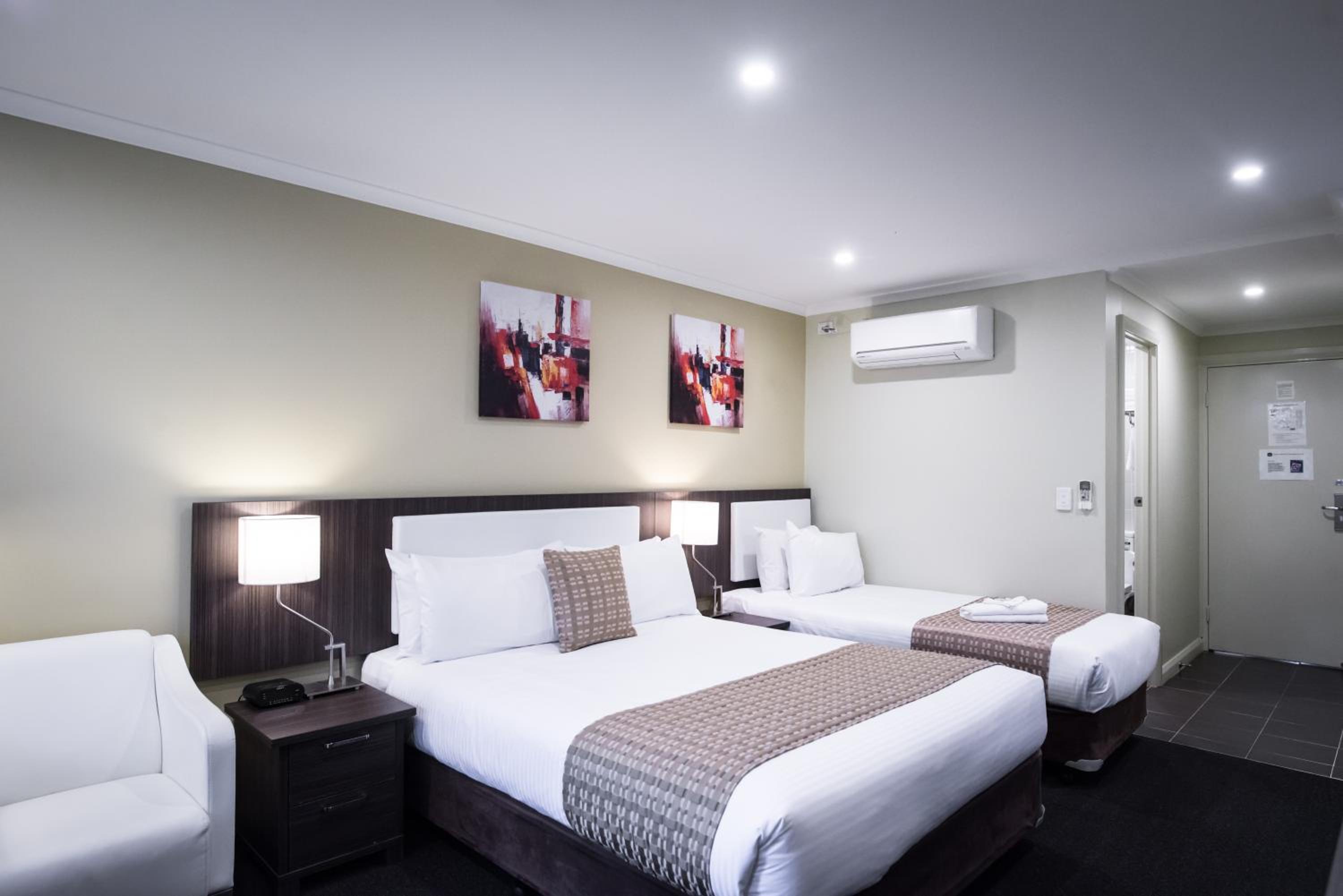Superior Twin Room thumbnail 5