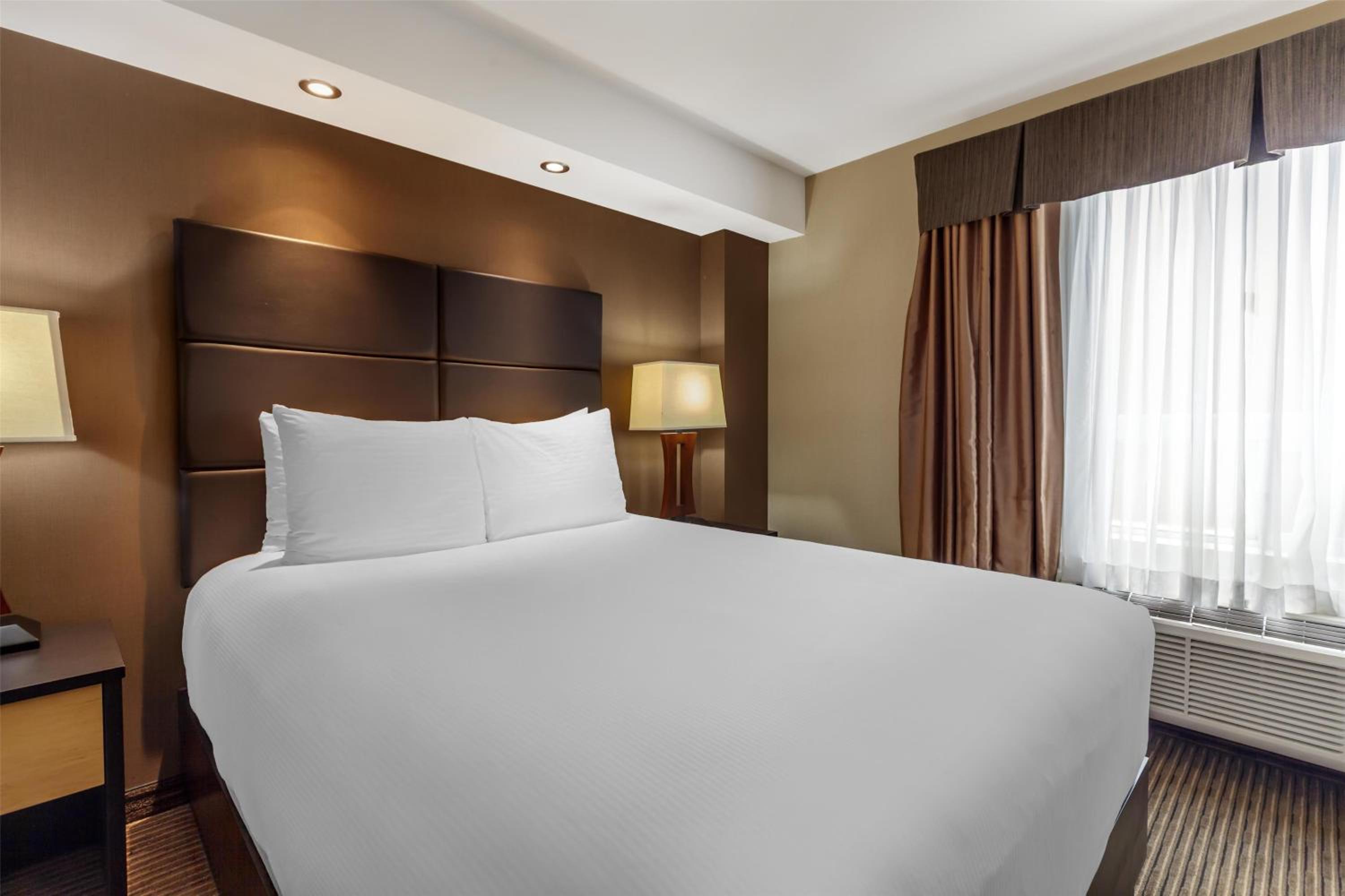 Queen Room with Sofa Bed - Non-Smoking