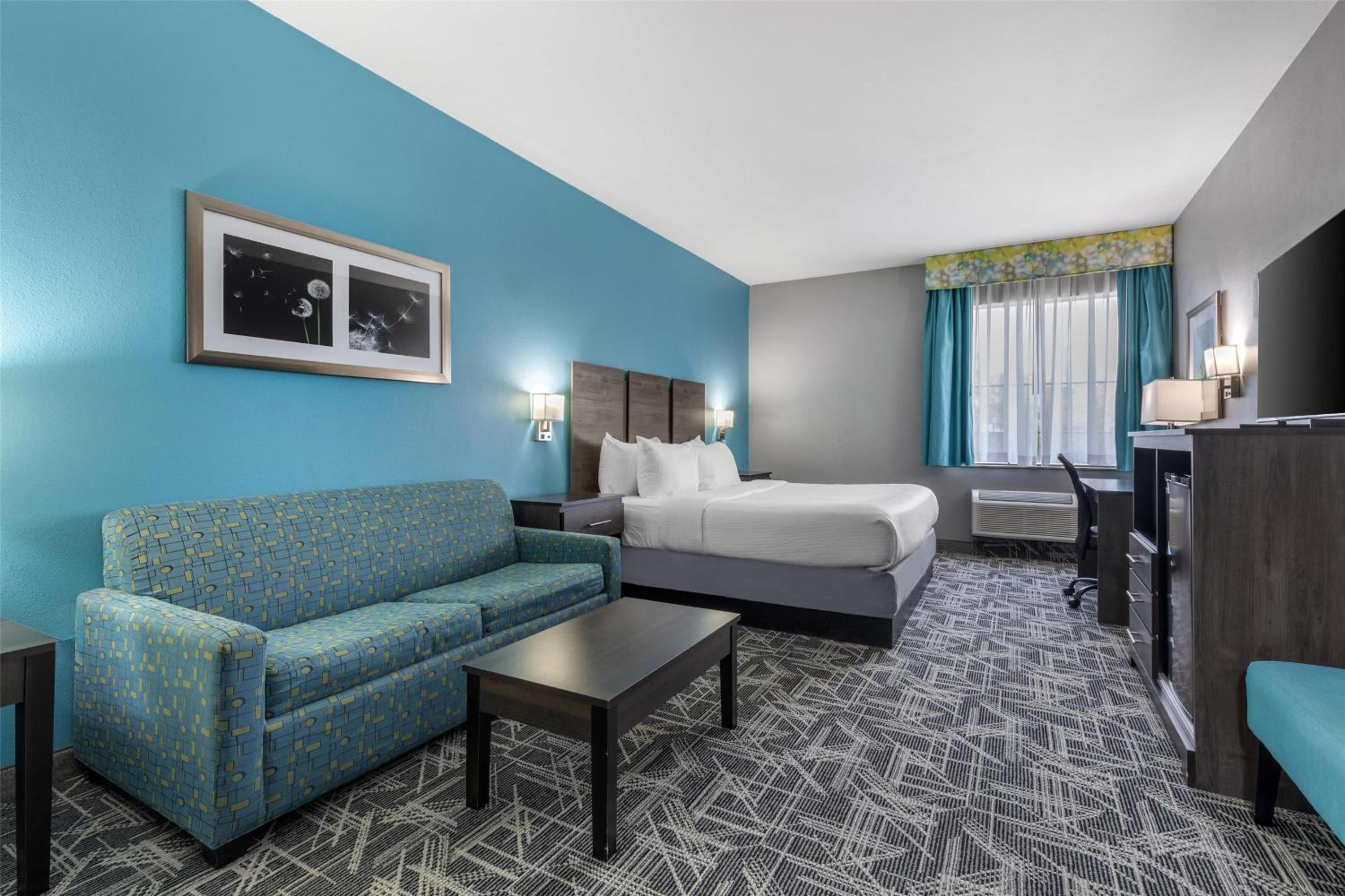 King Suite - Mobility Accessible with Bathtub and Sofa Bed - Photo 1