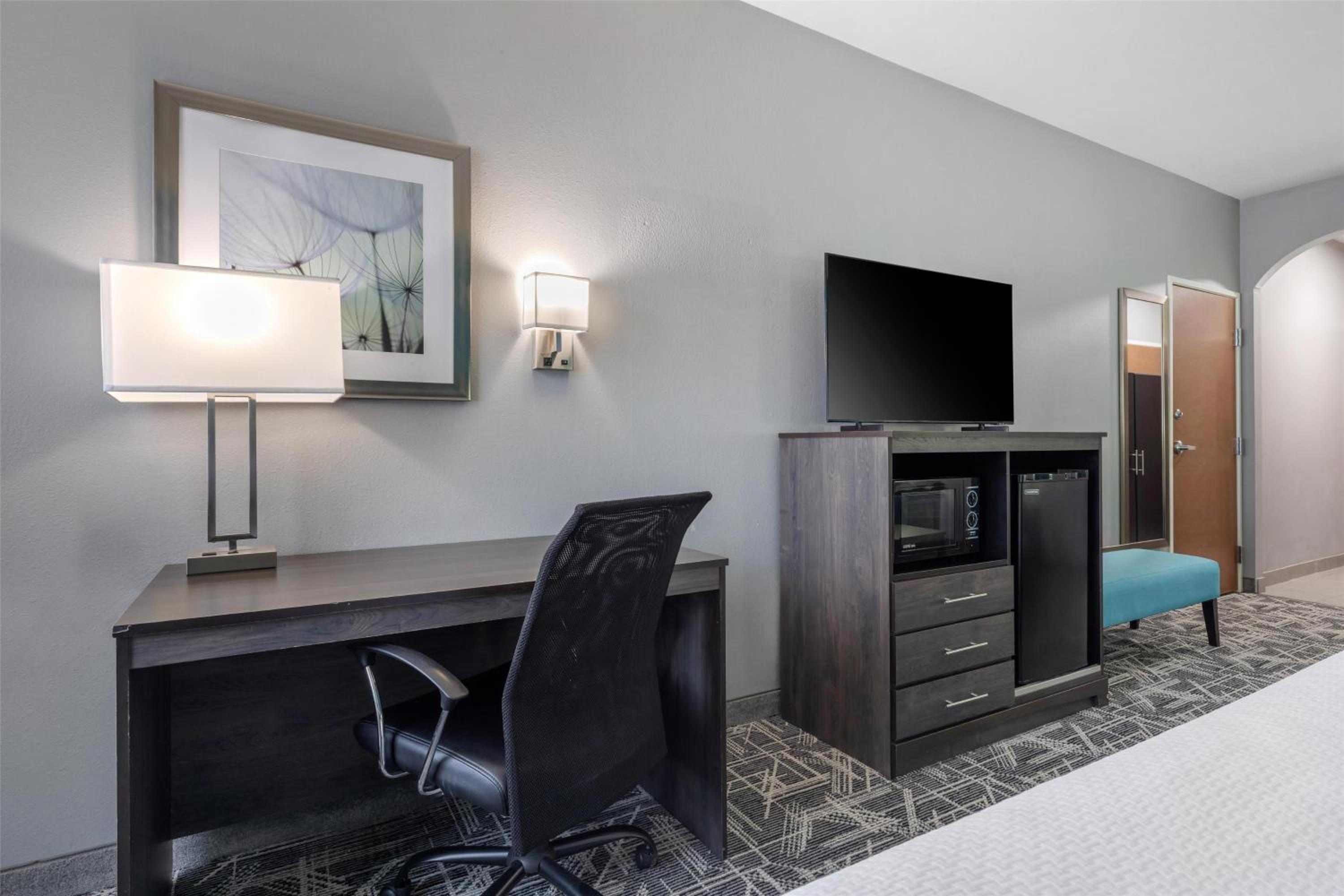King Suite - Mobility Accessible with Bathtub and Sofa Bed - Photo 2