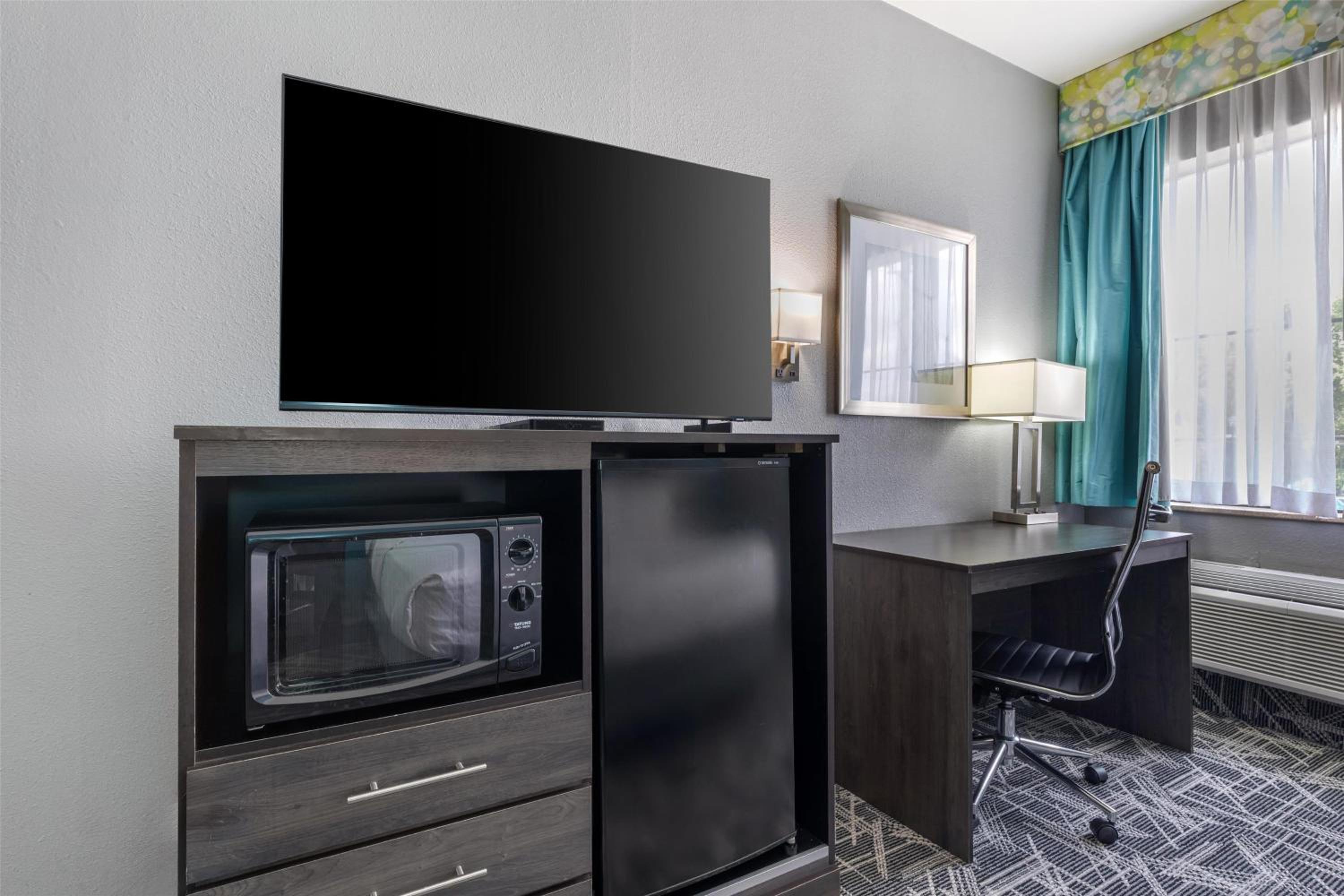 King Room - Mobility Accessible with Bathtub - Photo 3