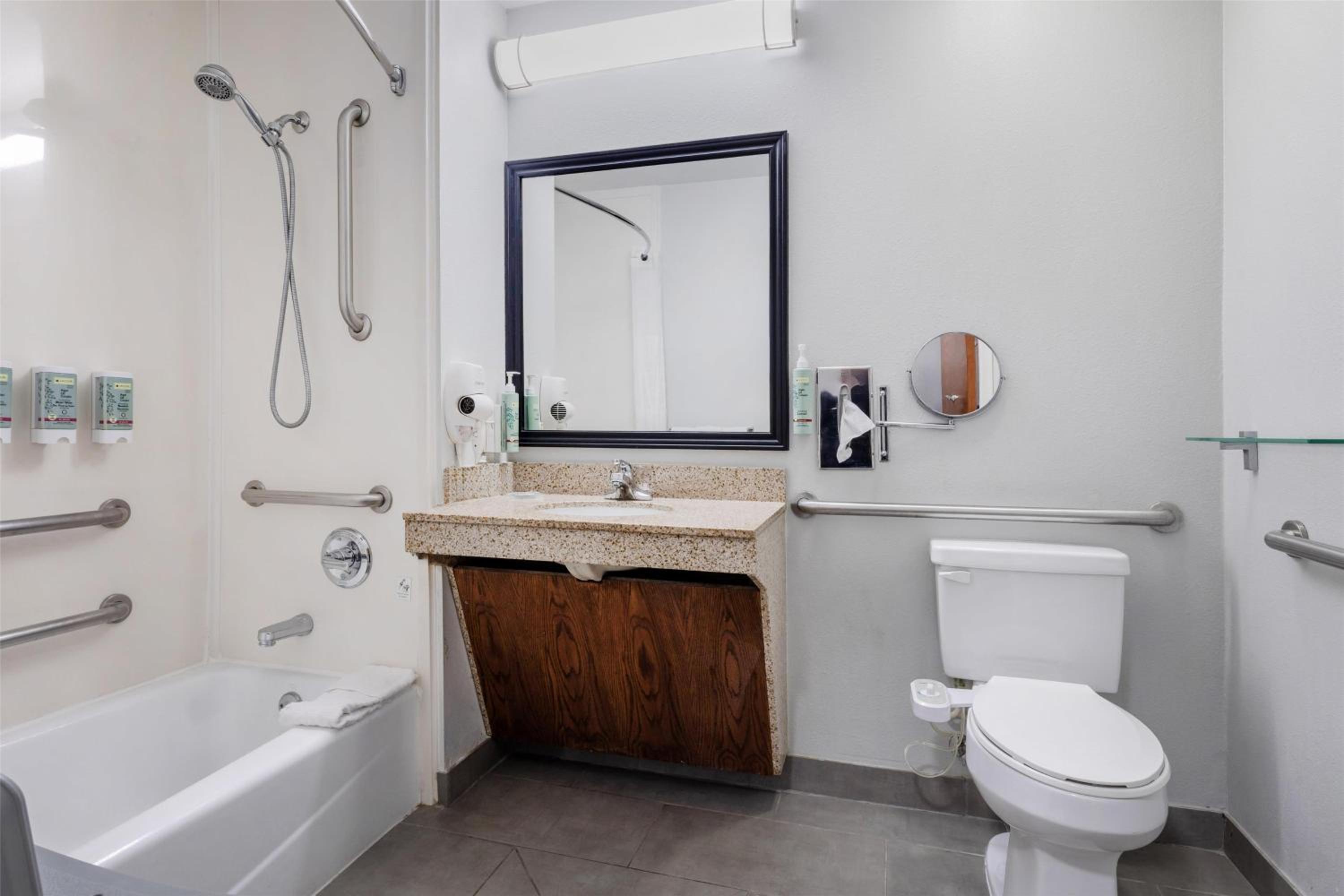 King Room - Mobility Accessible with Bathtub - Photo 4
