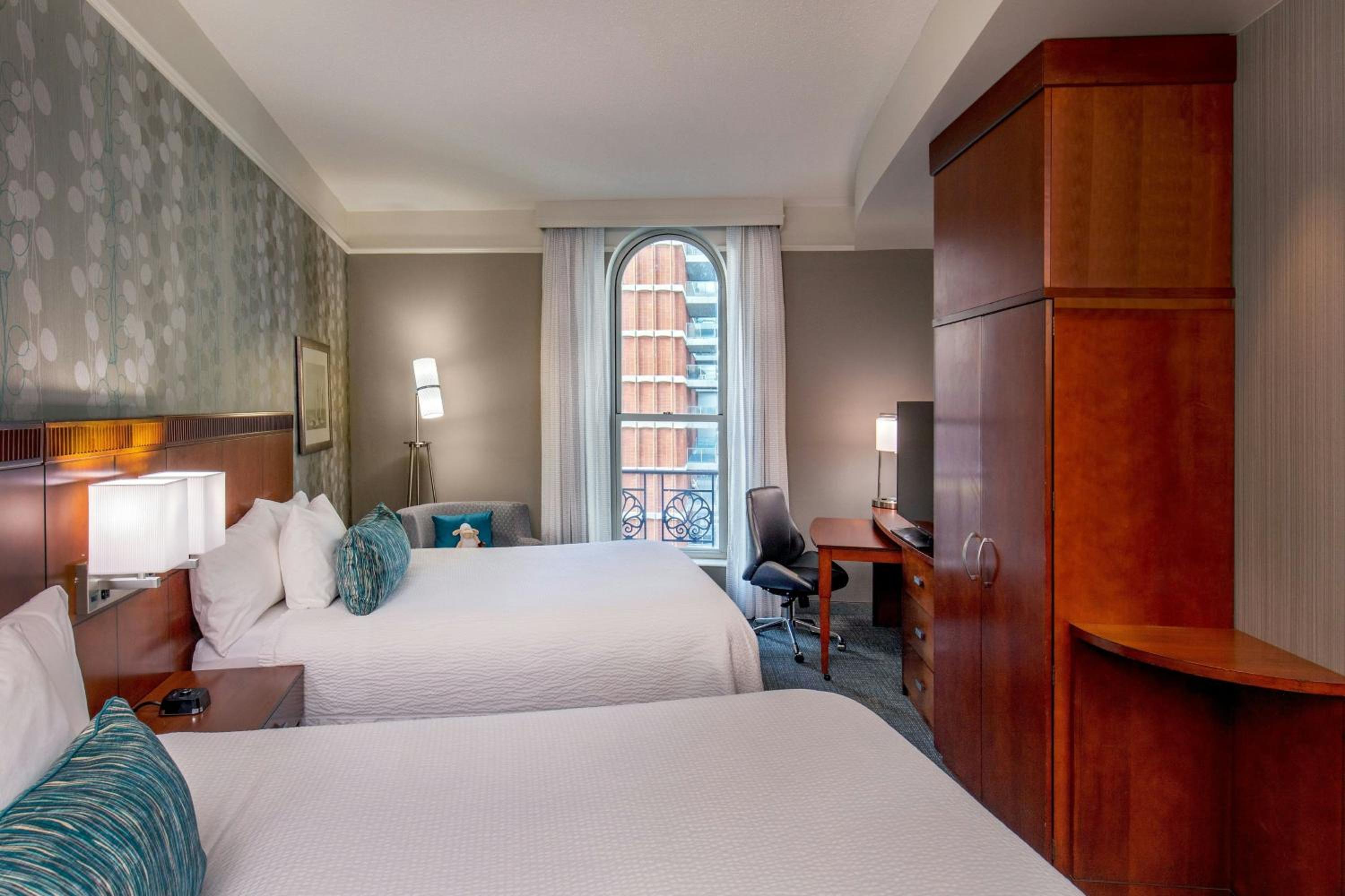 One-Bedroom Queen Suite with Two Queen Beds and Sofa Bed - Photo 3