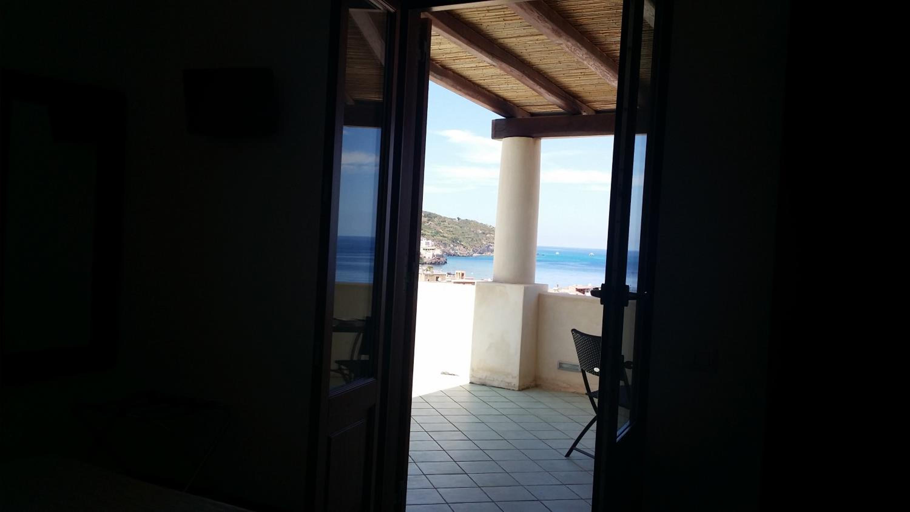 Double or Twin Room with Balcony and Sea View - Photo 3