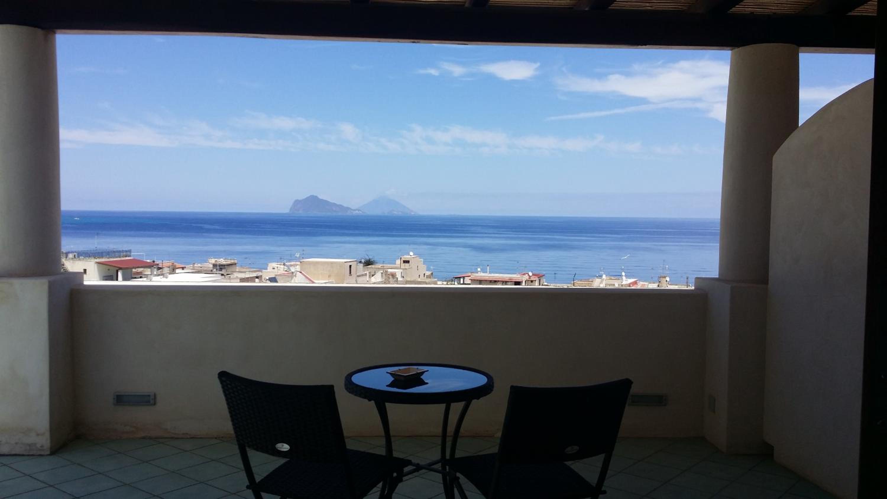 Double or Twin Room with Balcony and Sea View - Photo 6
