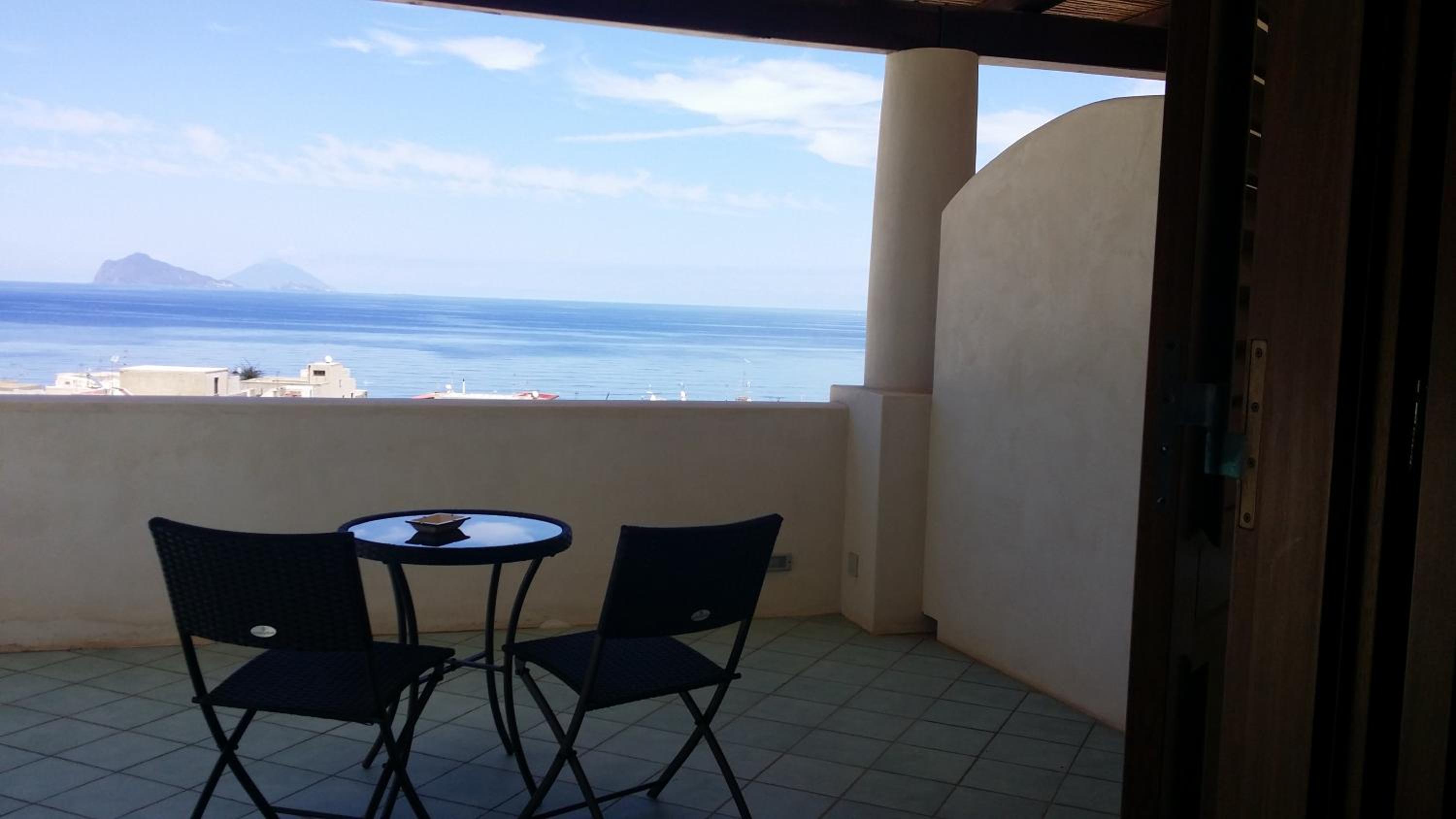 Double or Twin Room with Balcony and Sea View - Photo 4