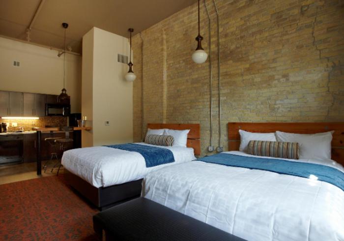 Deluxe Queen Suite