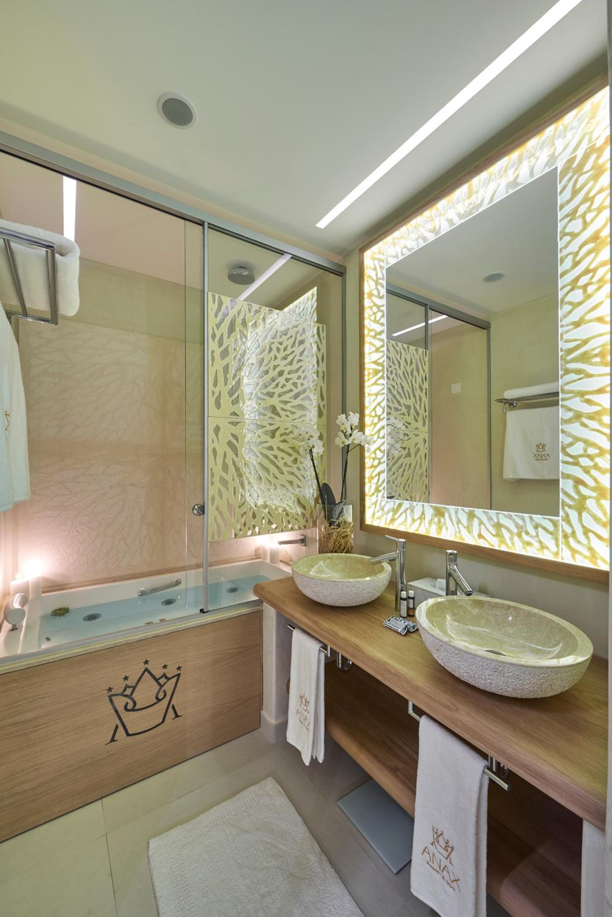 Executive Two Bedroom Suite with Side Sea View photo 2
