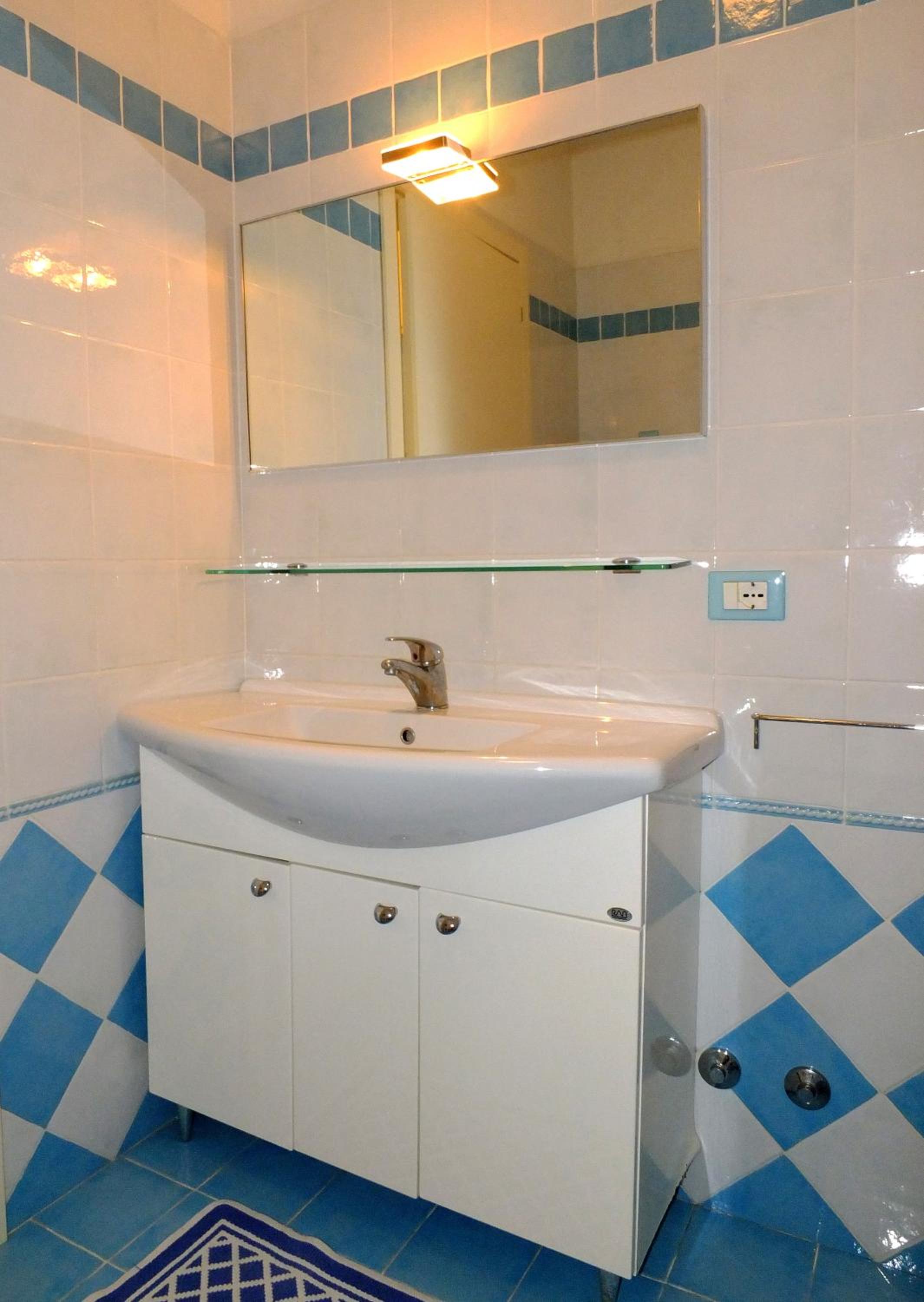 Two-Bedroom Apartment (6 Adults) - Photo 12