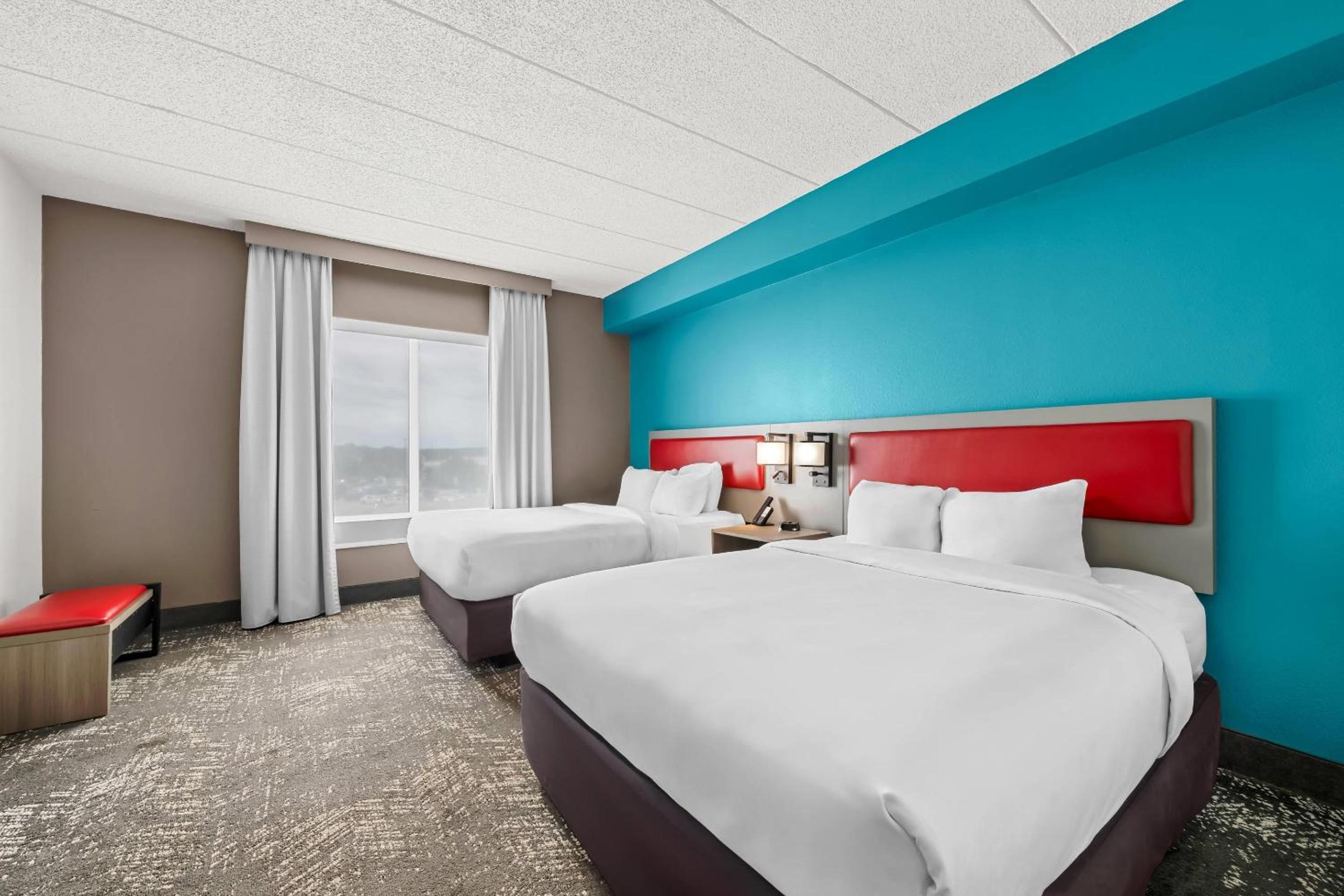 Queen Suite with Two Queen Beds - Non-Smoking - Photo 1
