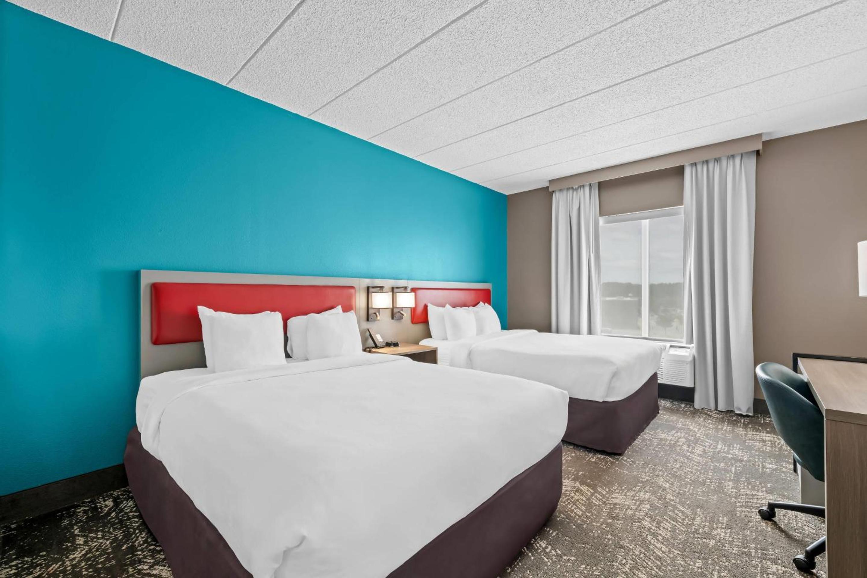 Queen Suite with Two Queen Beds - Non-Smoking - Photo 2