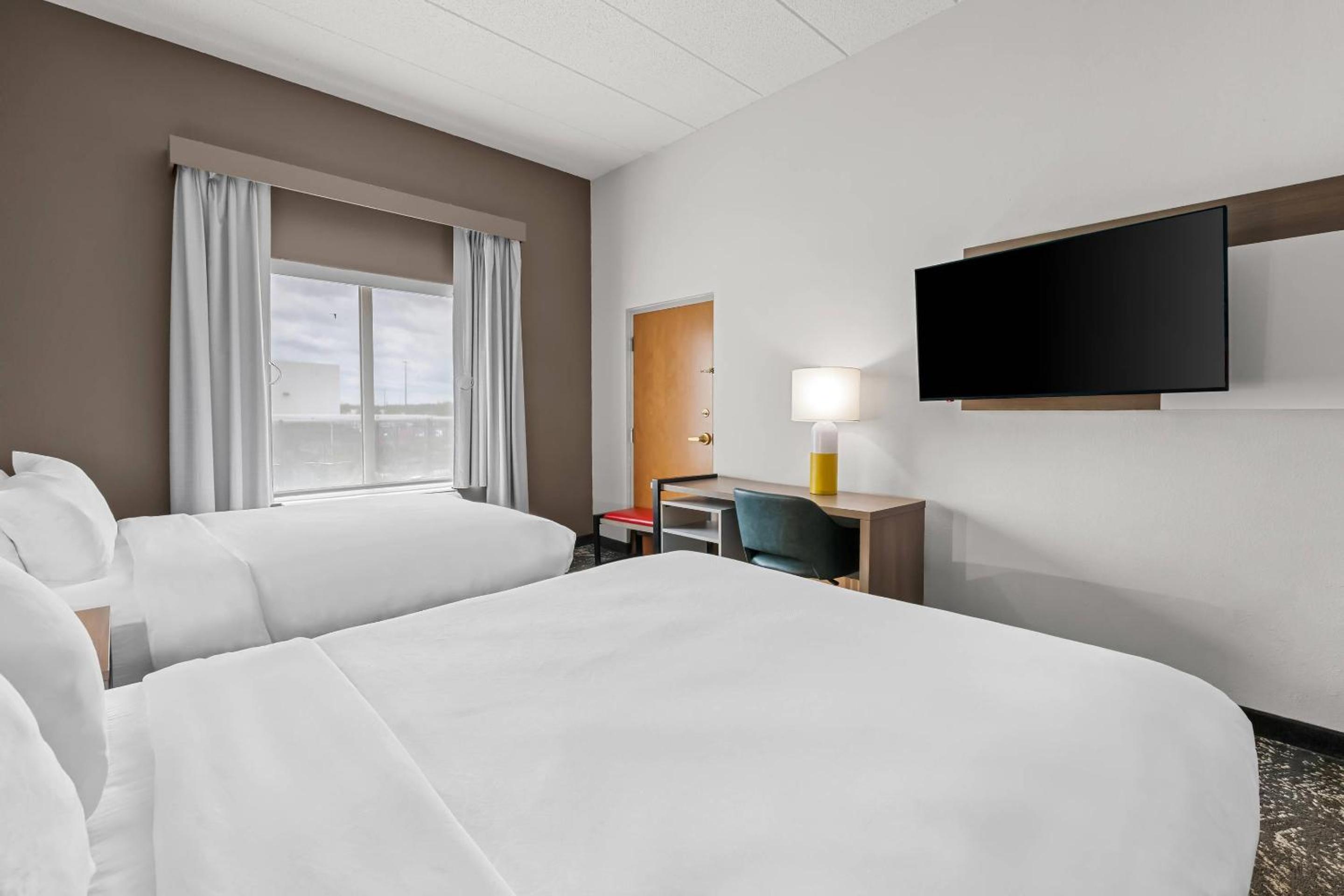 Queen Suite with Two Queen Beds - Non-Smoking - Photo 3