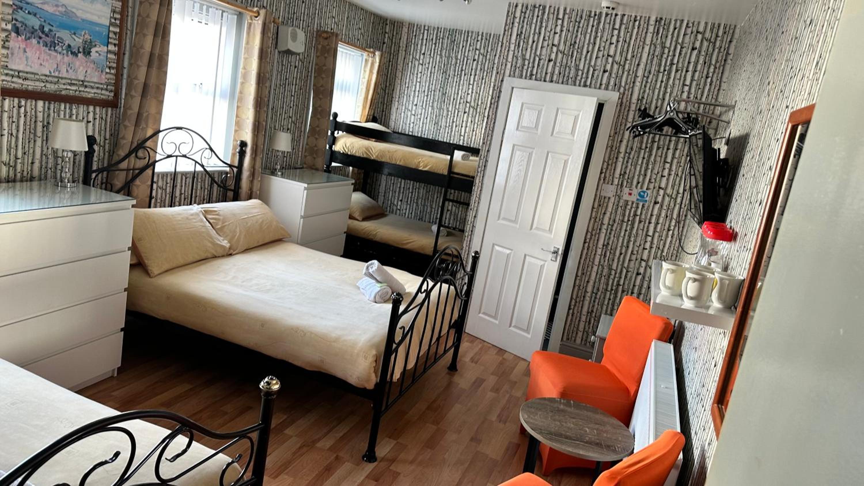 Family Room (3 Adults and 3 Children) - Photo 3